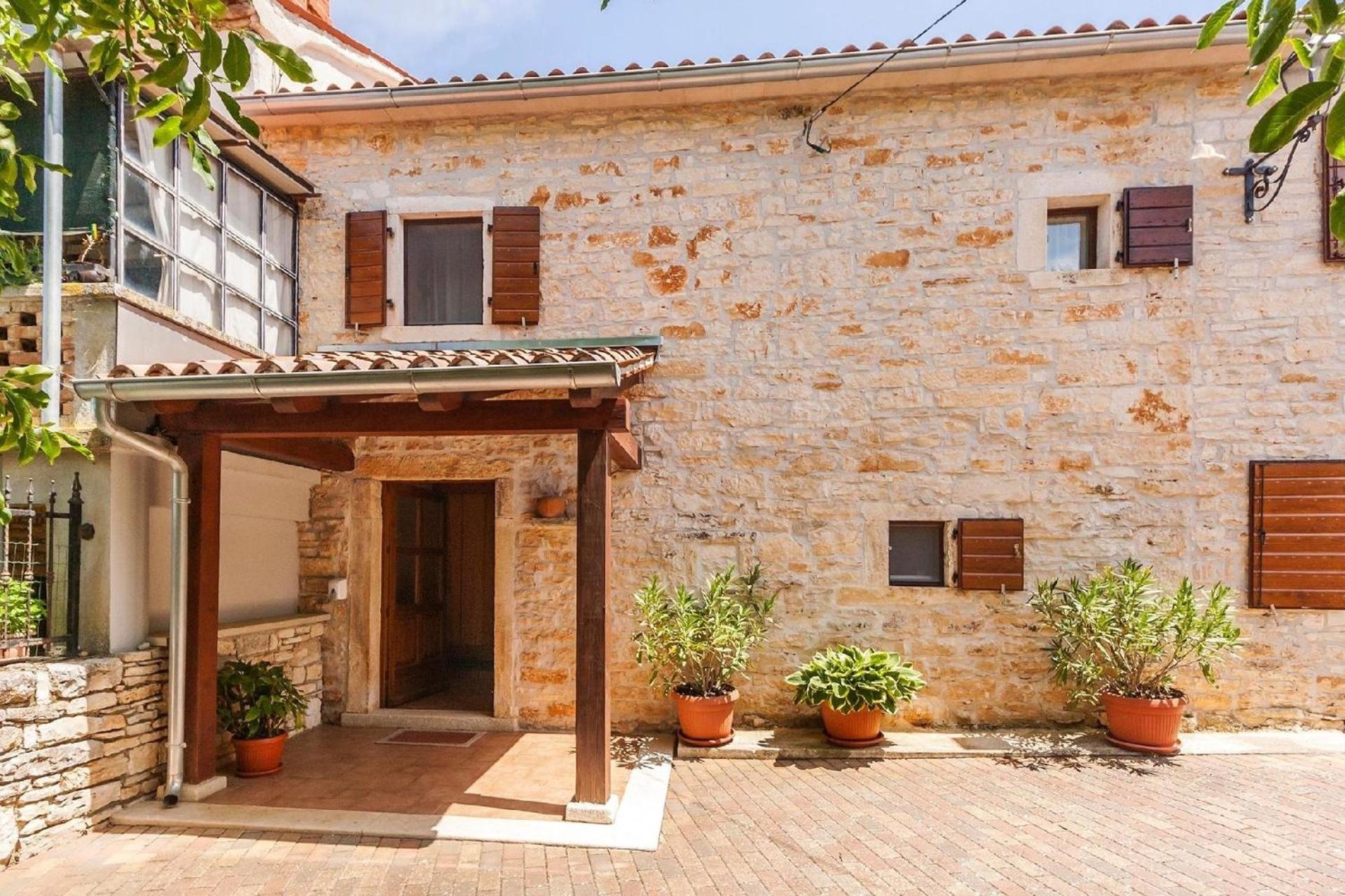 Wunderschönes Ferienhaus in Matijaši mit Großer Terrasse