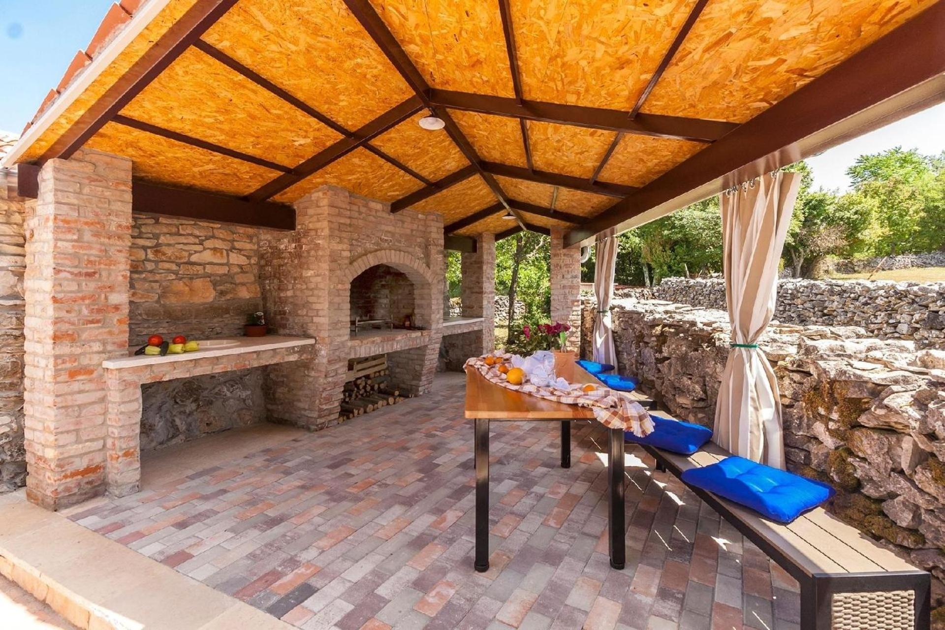 Wunderschönes Ferienhaus in Matijaši mit Großer Terrasse