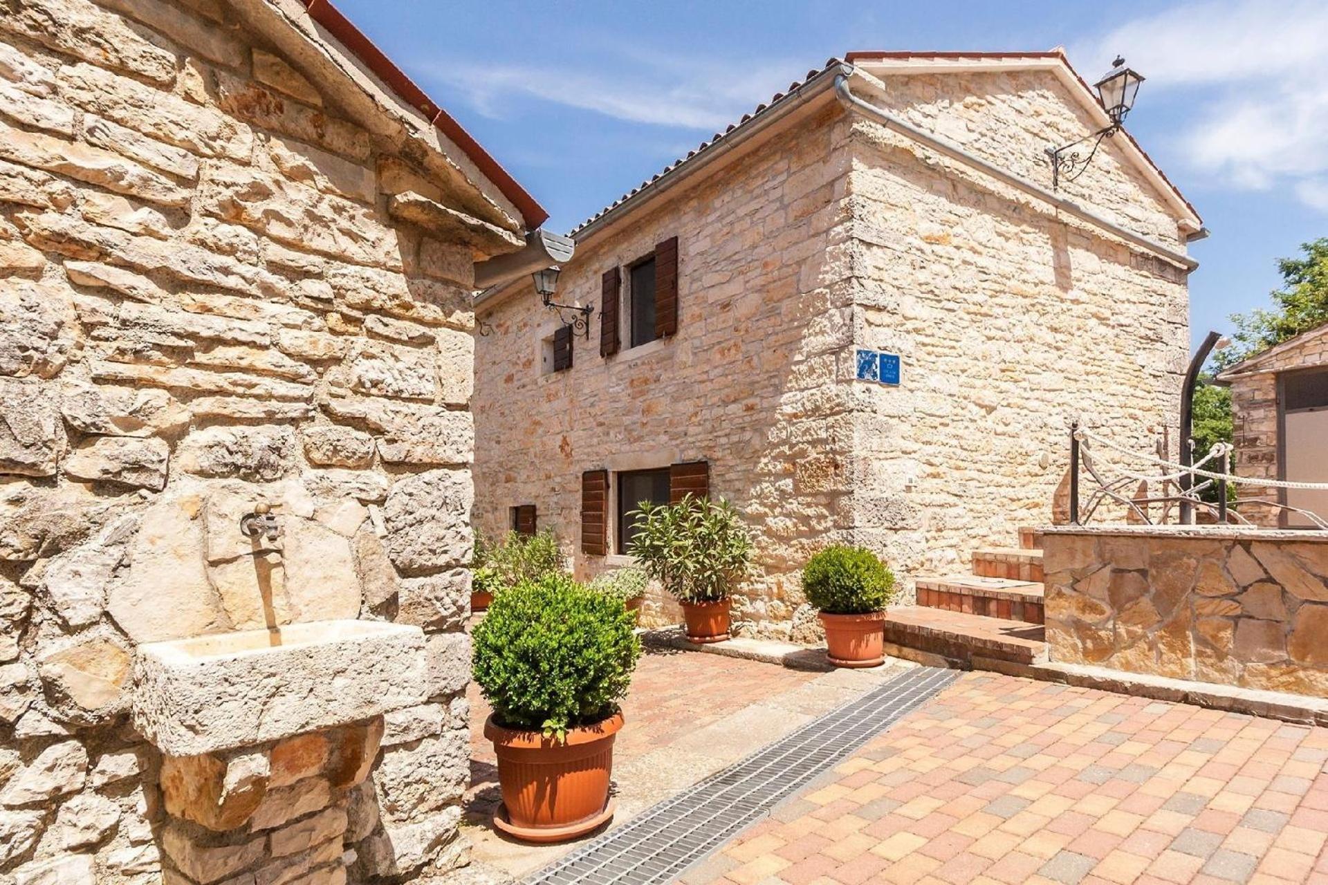 Wunderschönes Ferienhaus in Matijaši mit Großer Terrasse