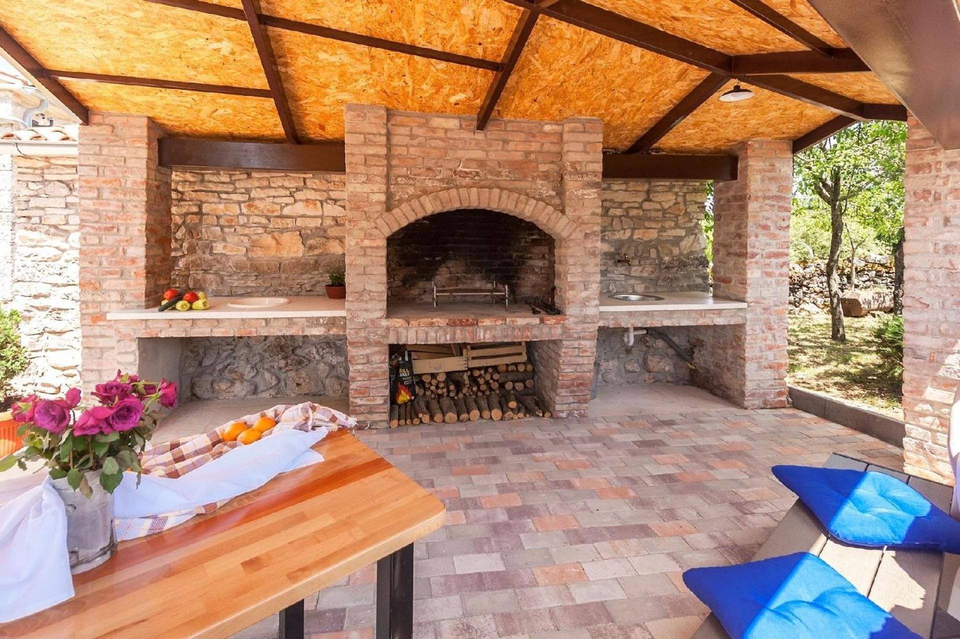 Wunderschönes Ferienhaus in Matijaši mit Großer Terrasse