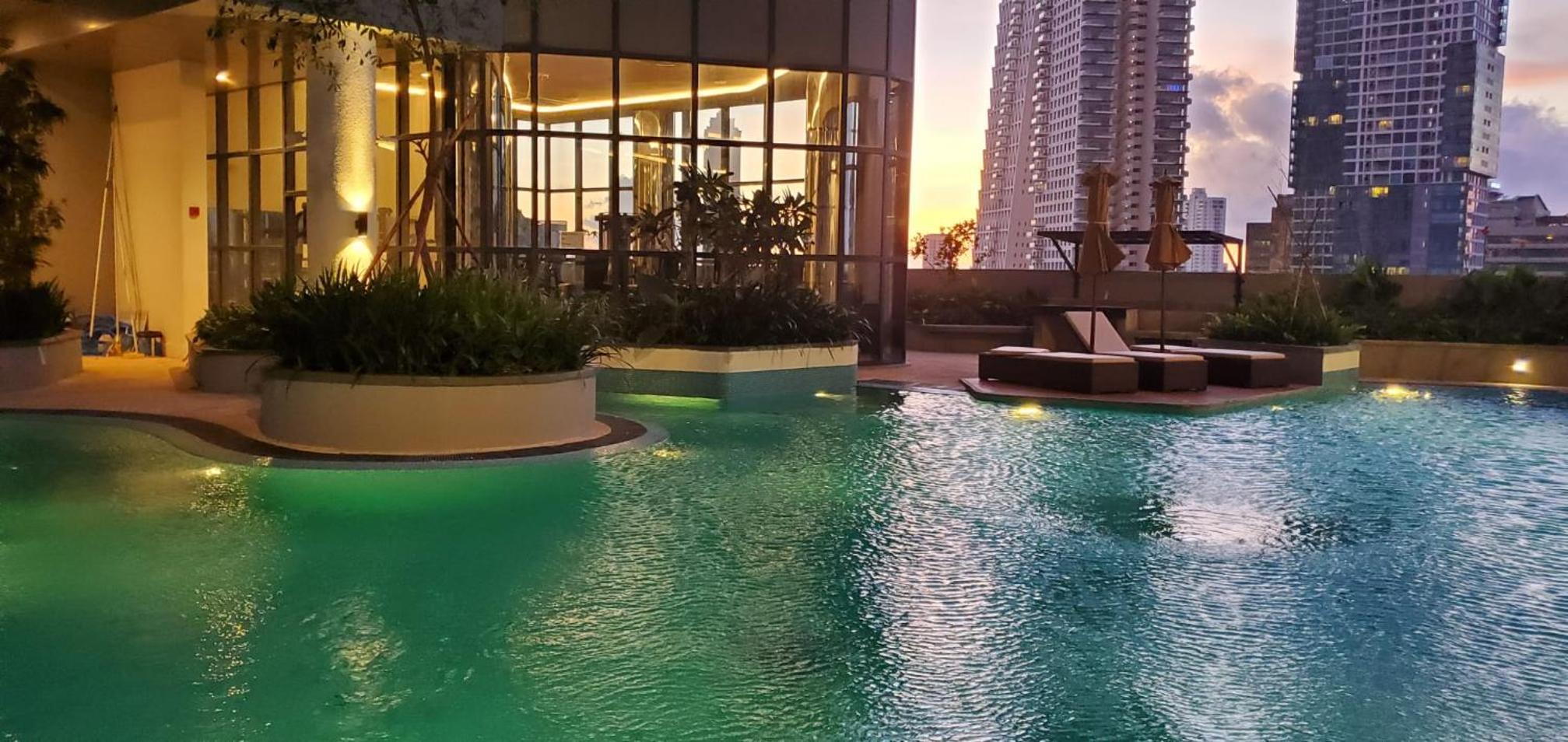 Trizen Luxury 32nd Floor 2 Bed-2 Bath Apartment with Pool, Harbour & Lotus Tower views view 2