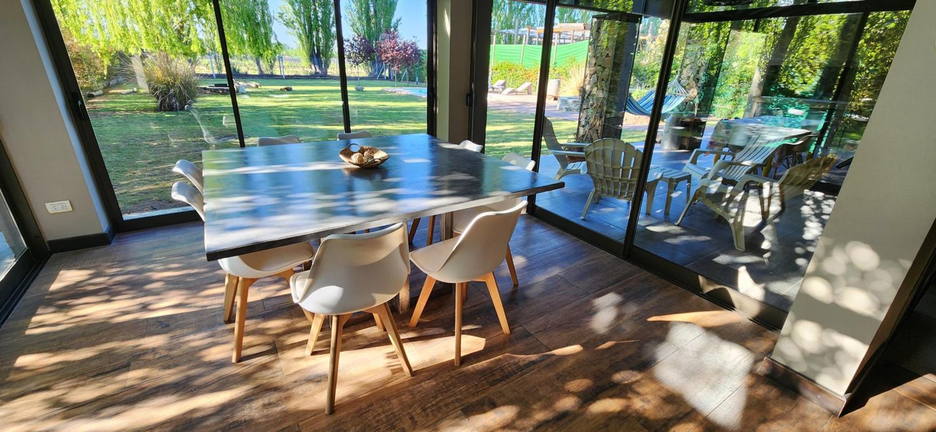 Hermosa casa con pileta en zona de viñedos