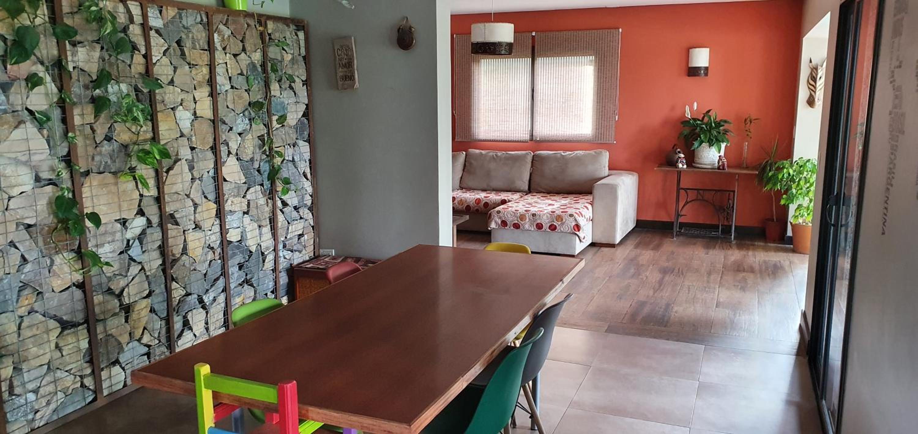 Hermosa casa con pileta en zona de viñedos