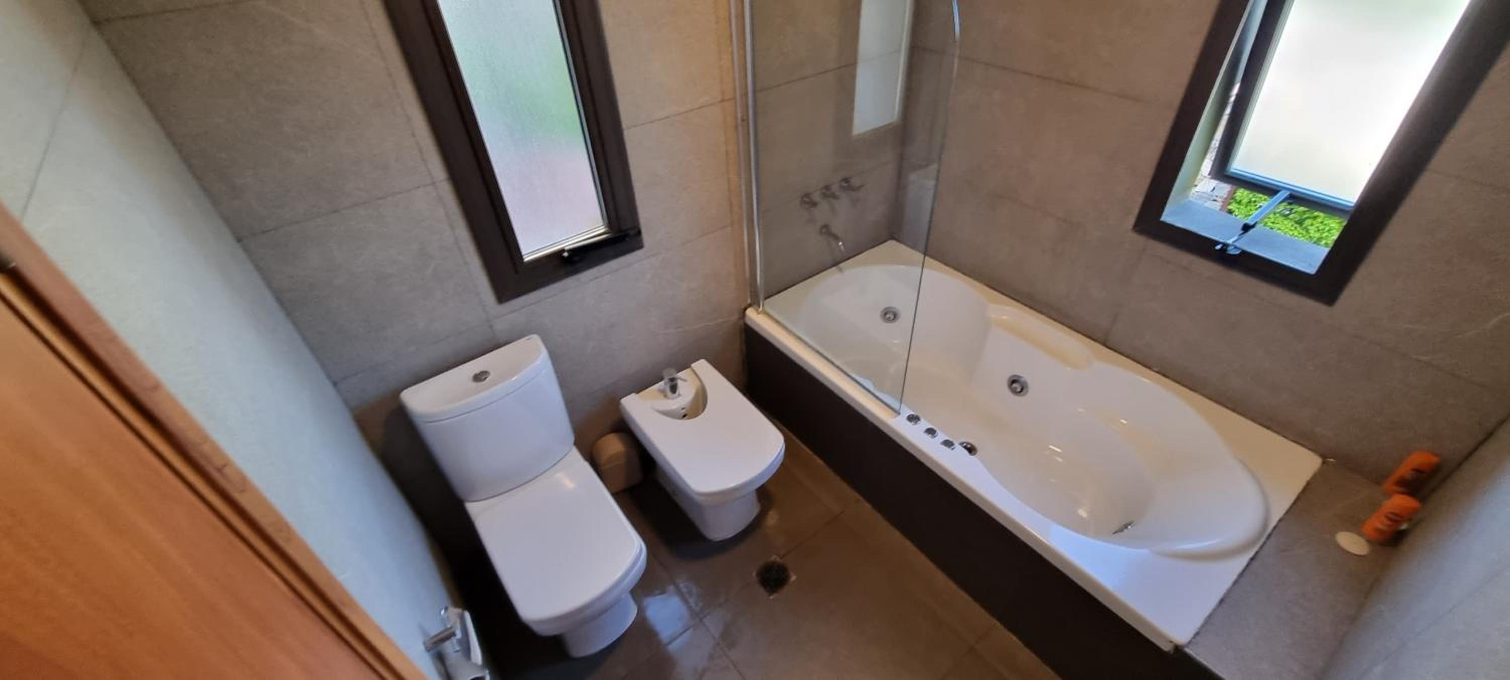 Hermosa casa con pileta en zona de viñedos