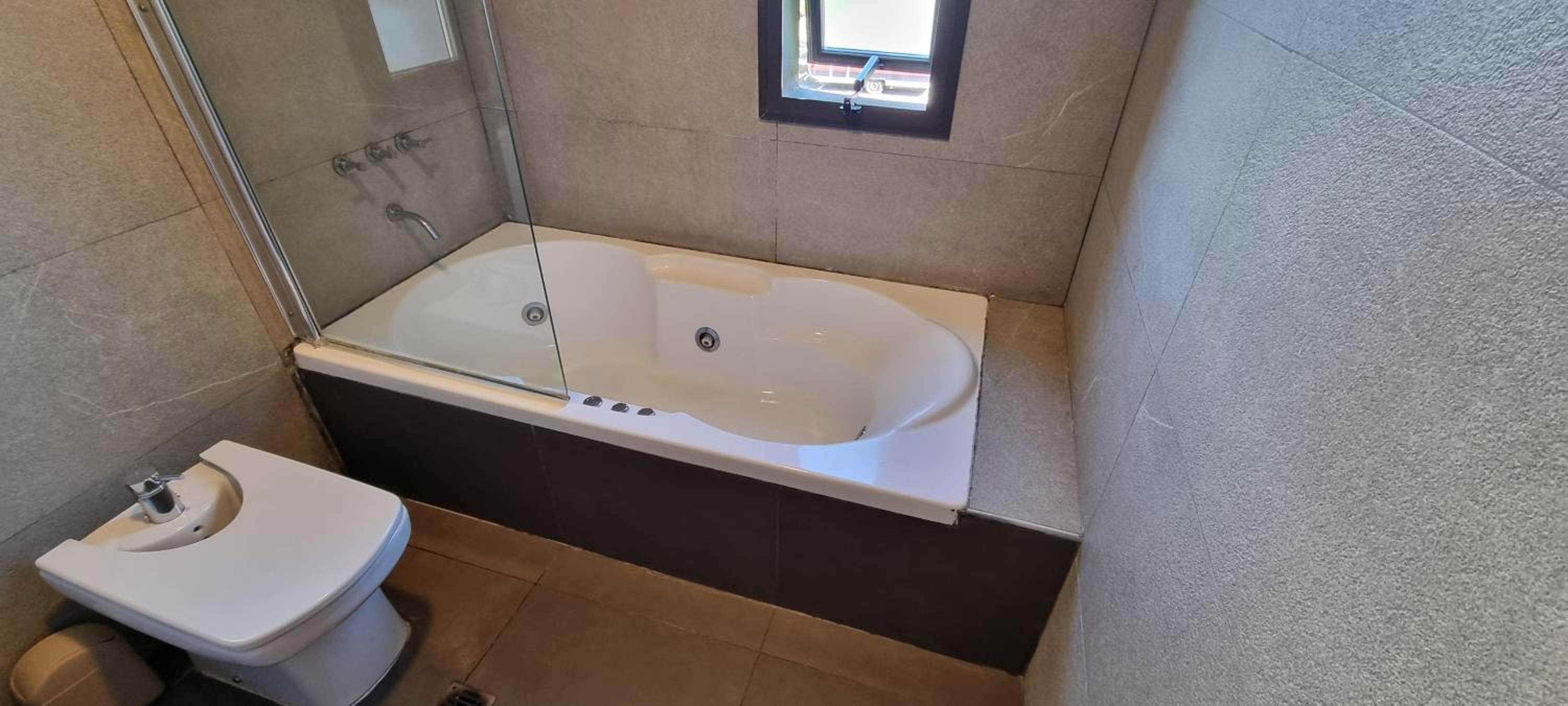 Hermosa casa con pileta en zona de viñedos