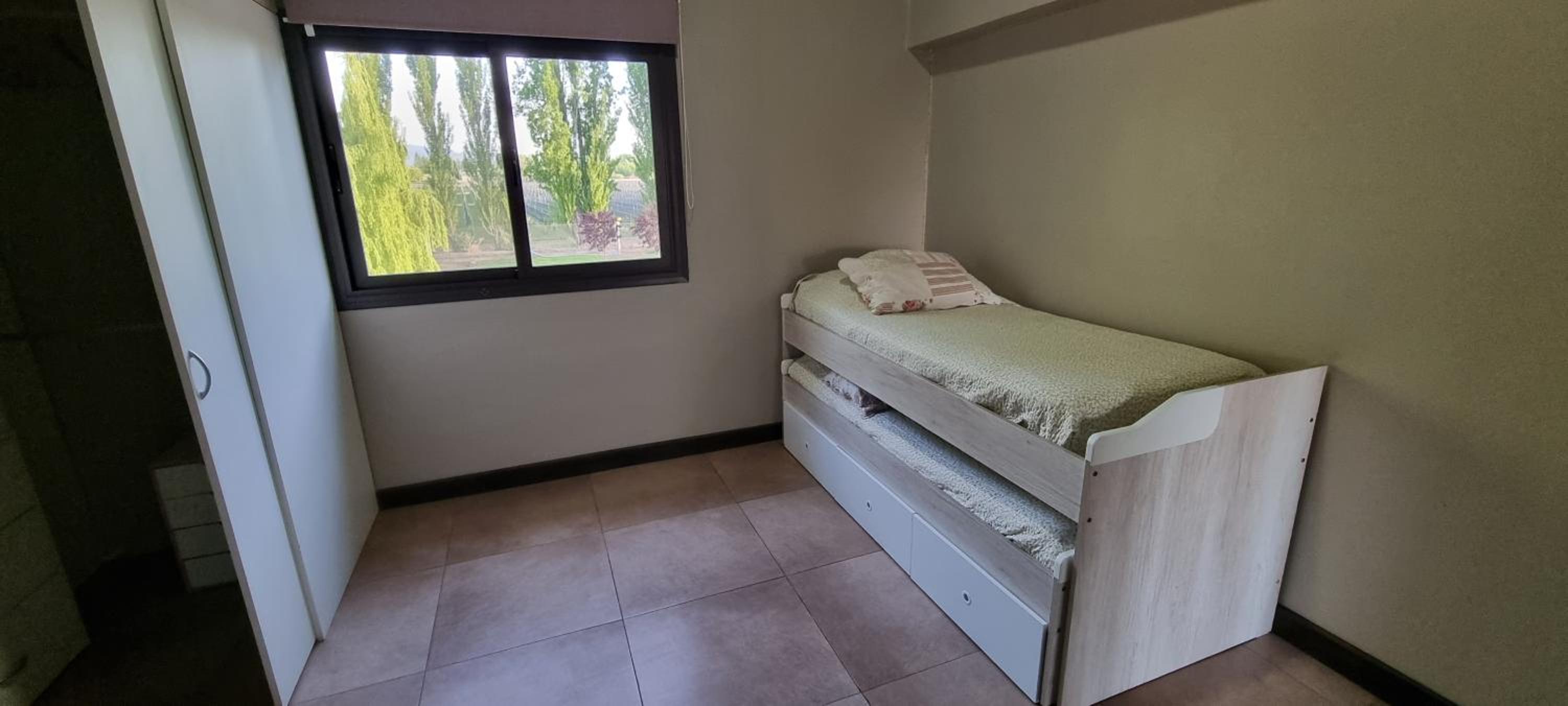 Hermosa casa con pileta en zona de viñedos