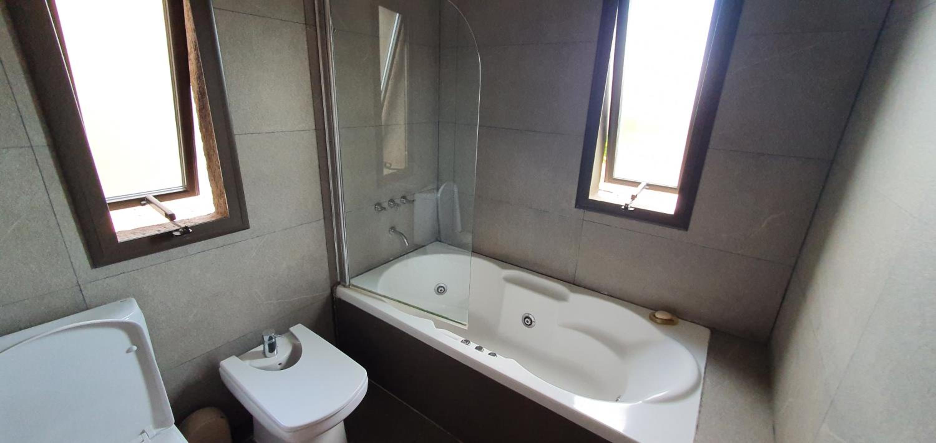 Hermosa casa con pileta en zona de viñedos