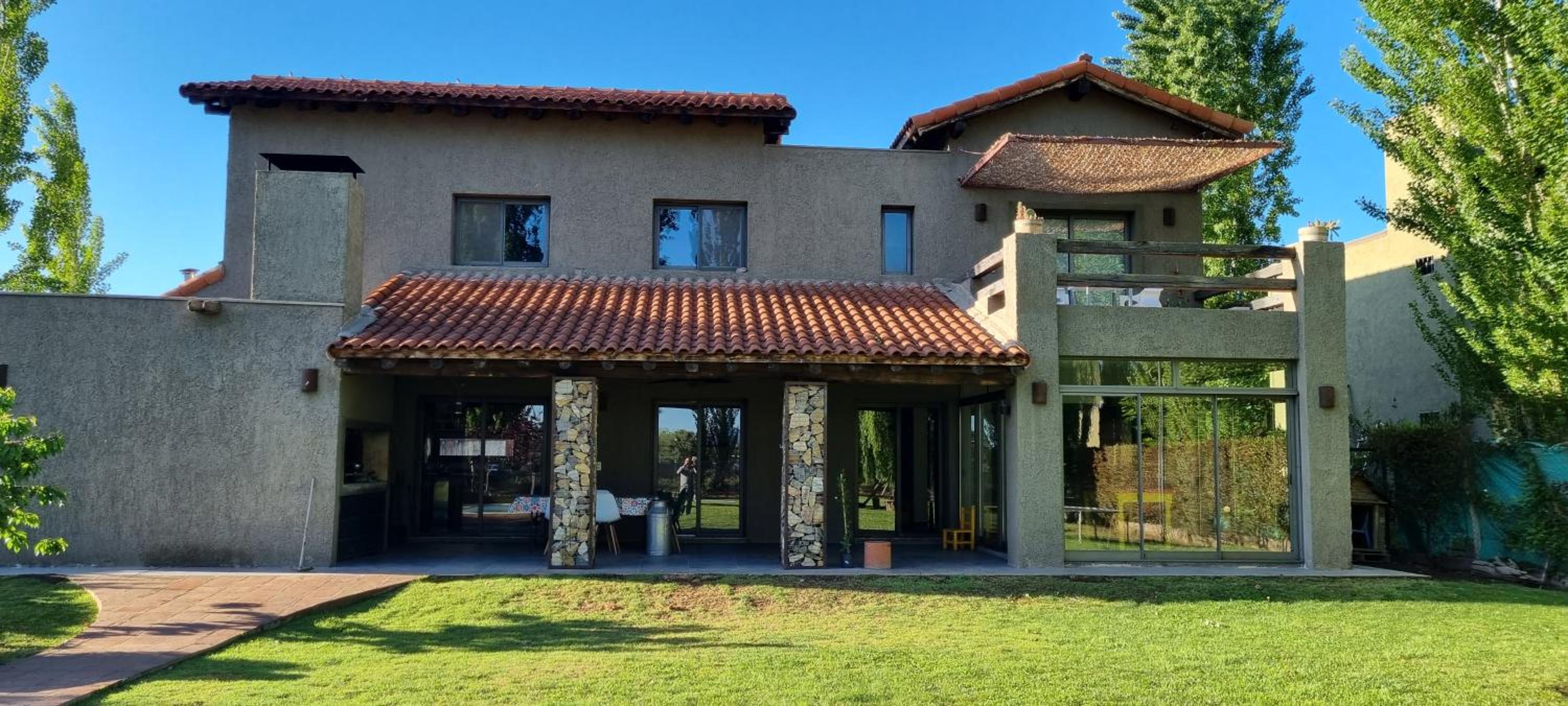 Hermosa casa con pileta en zona de viñedos