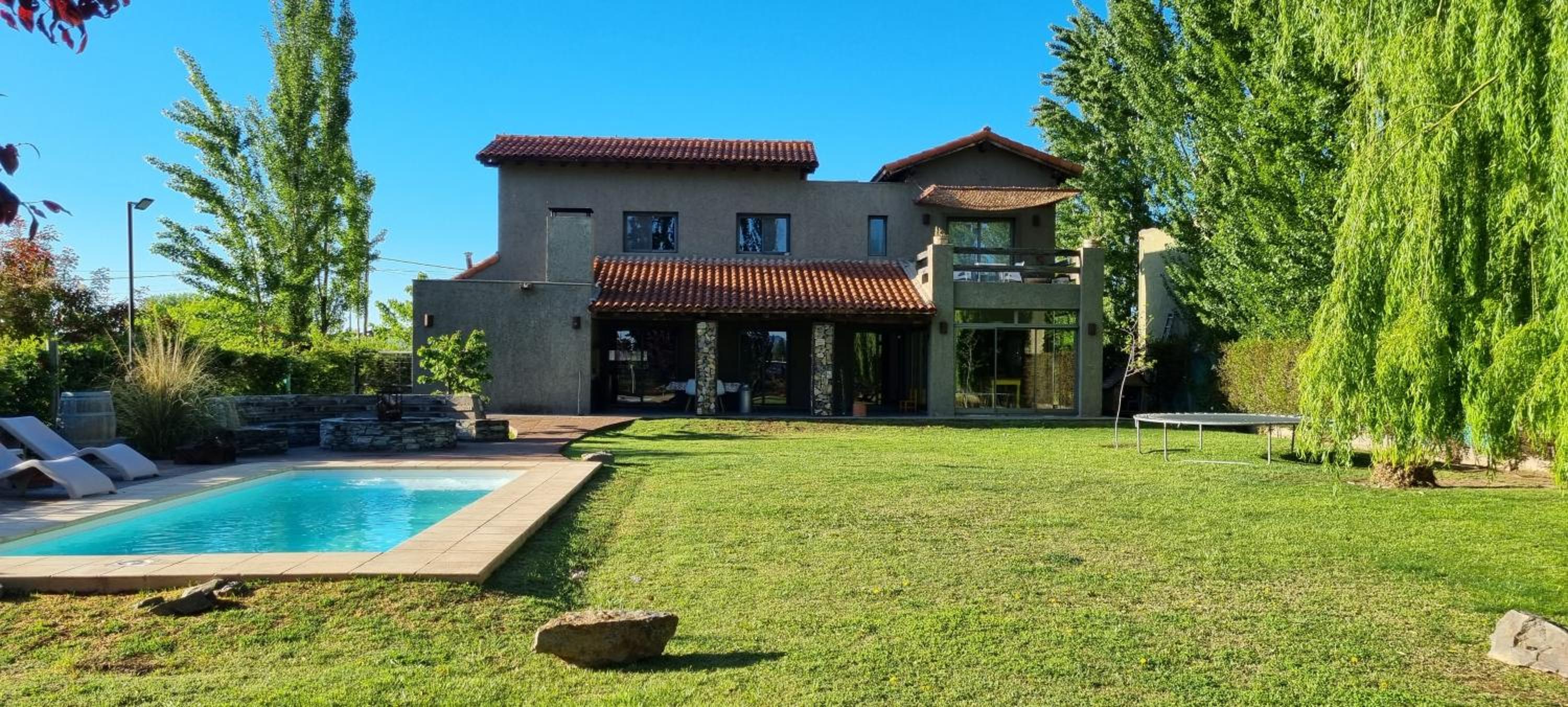 Hermosa casa con pileta en zona de viñedos