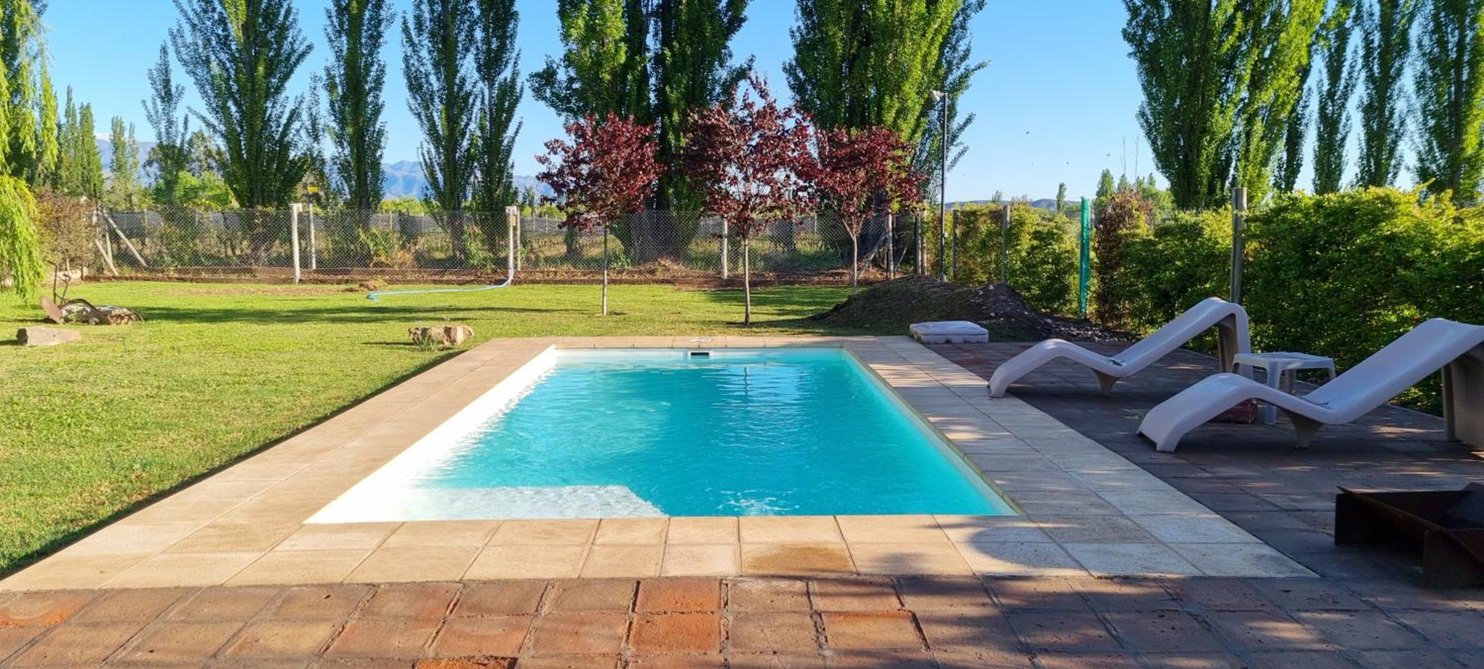 Hermosa casa con pileta en zona de viñedos