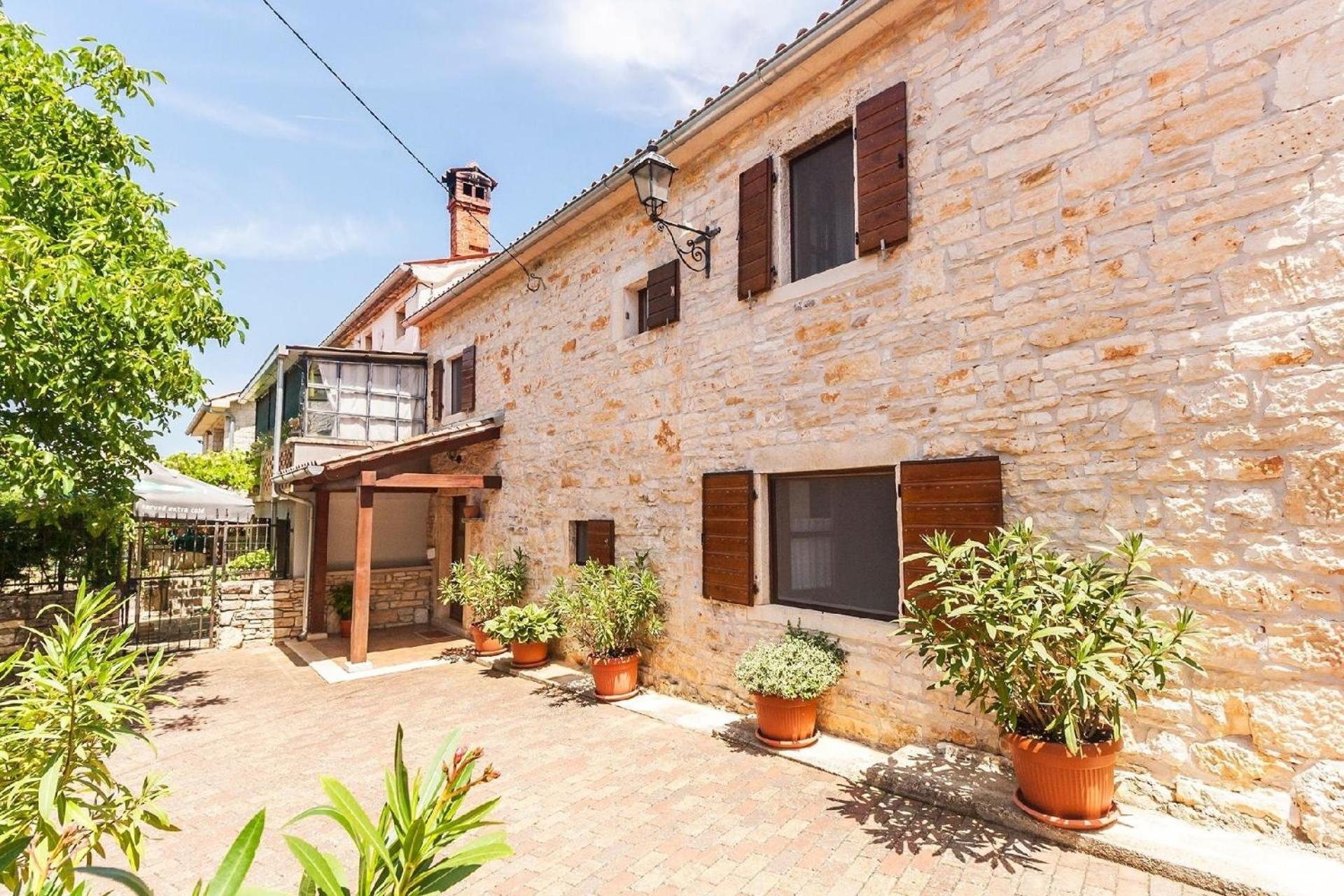 Wunderschönes Ferienhaus in Matijaši mit Großer Terrasse