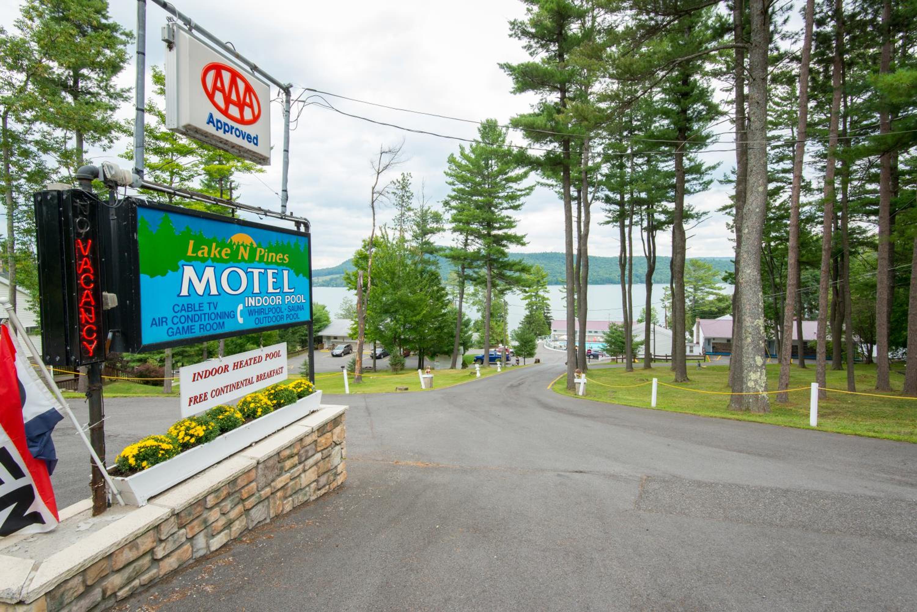 Lake 'N Pines Motel