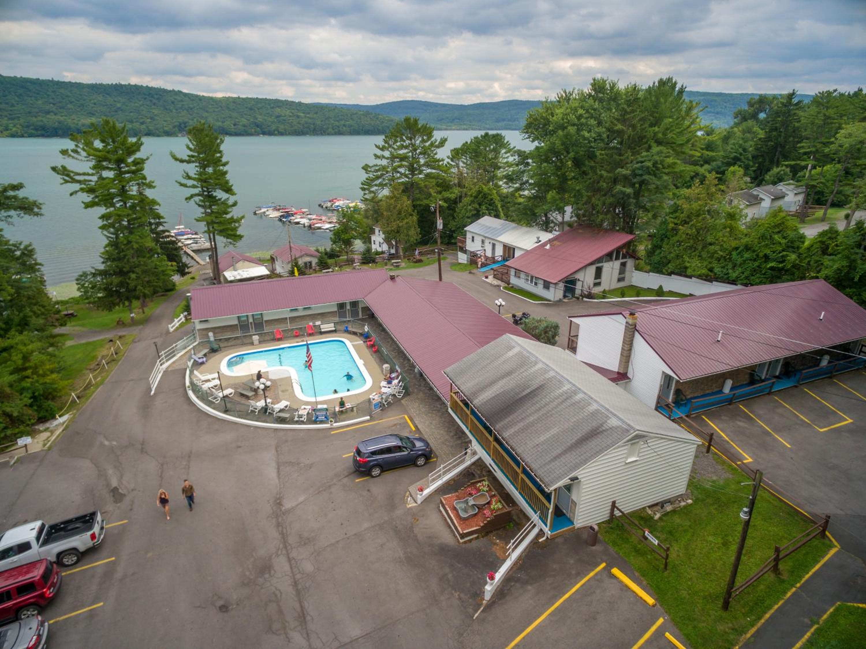 Lake 'N Pines Motel
