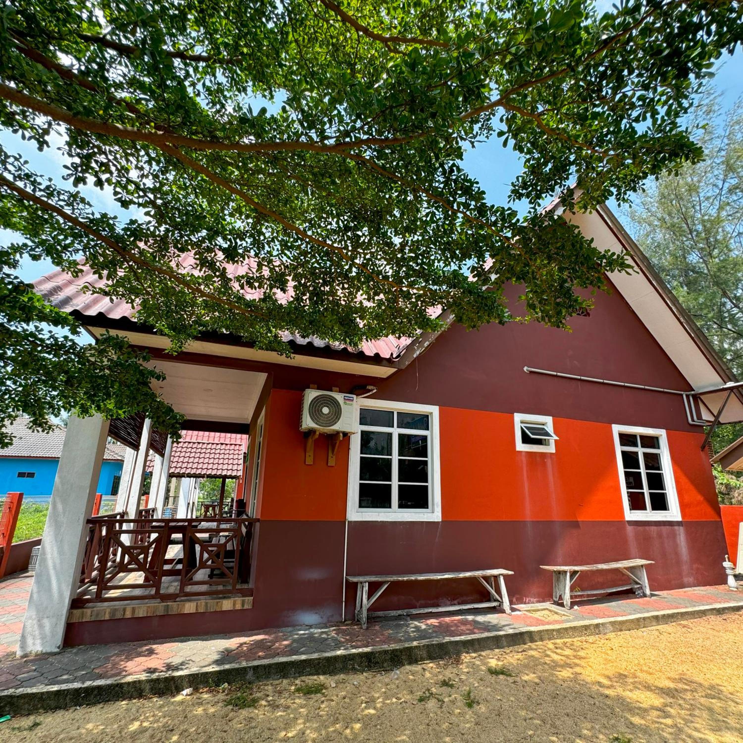 Ombak Beach Homestay Traditional Villas