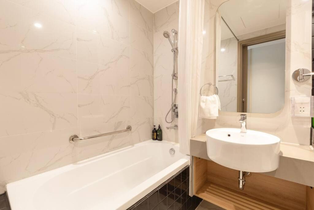 Luxury Modern 2Brs 2Wc, Zenity D1 City View