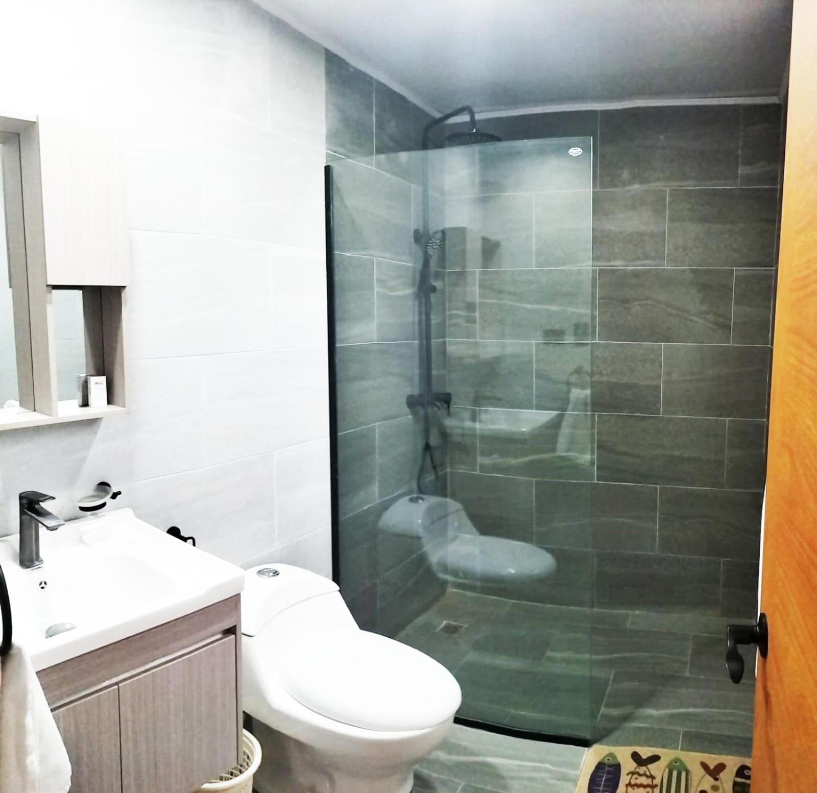 Modern 2BR Apartment 3 Min from Airport with Free Parking - 1