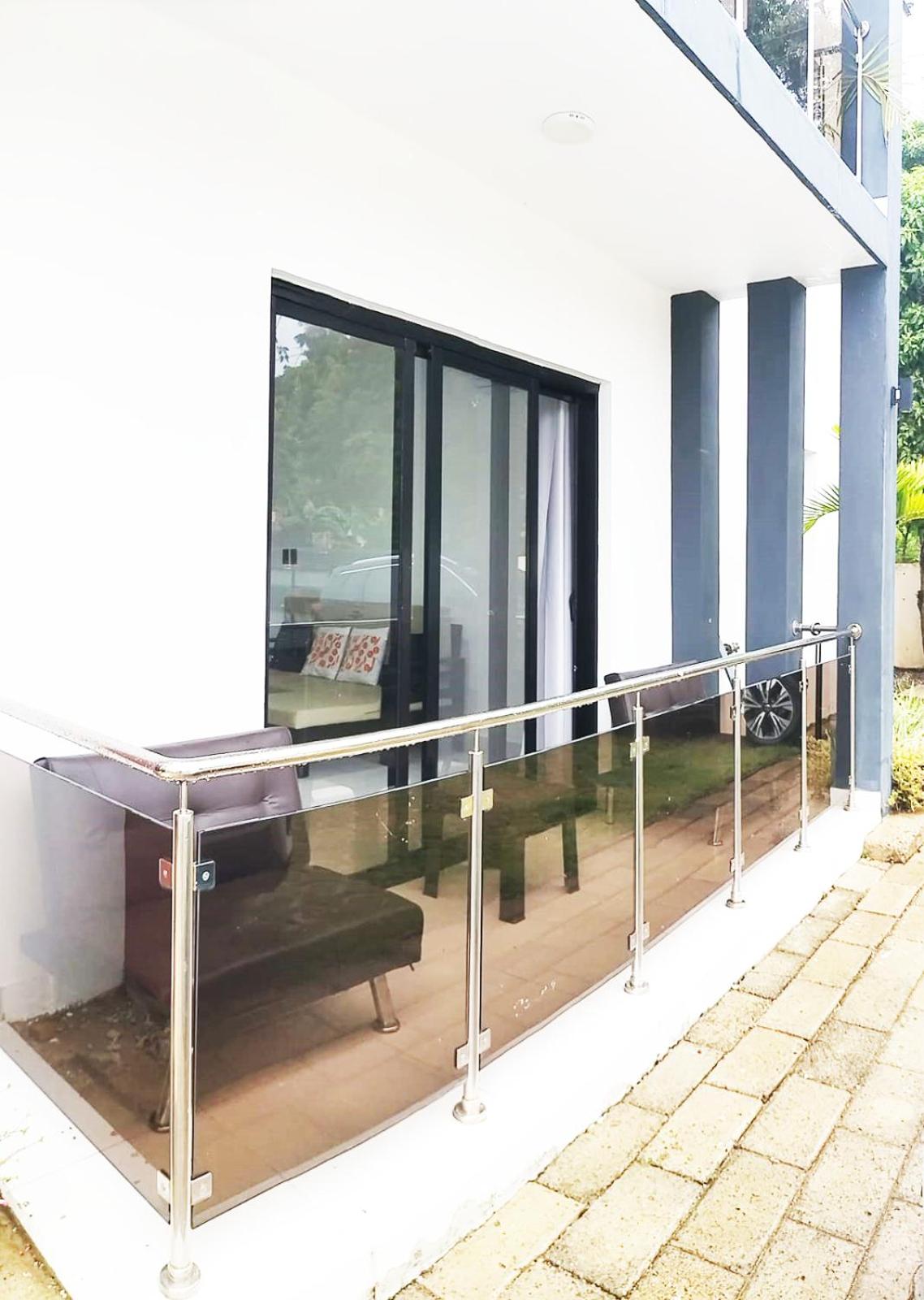 Modern 2BR Apartment 3 Min from Airport with Free Parking - 1