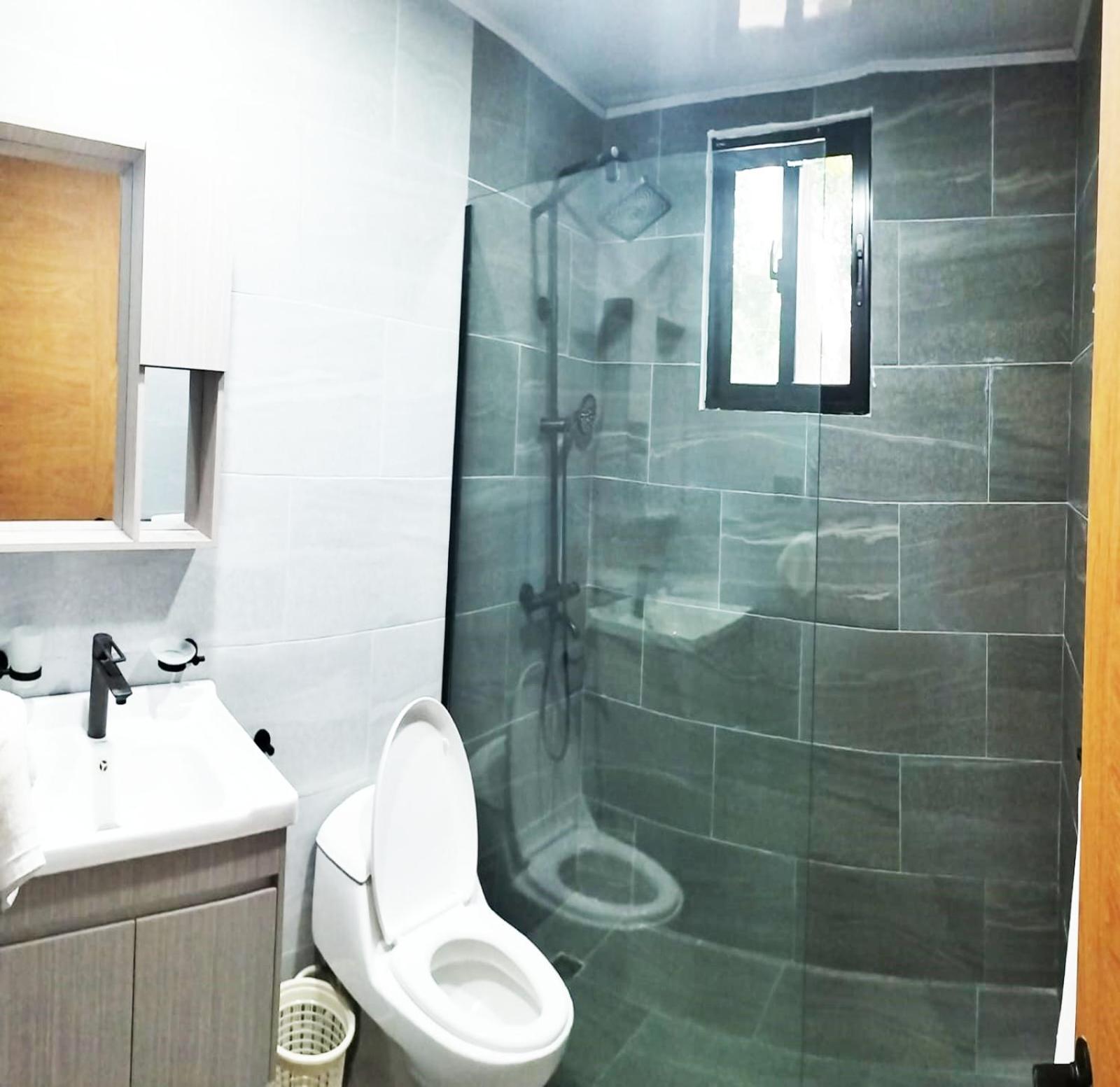 Modern 2BR Apartment 3 Min from Airport with Free Parking - 1