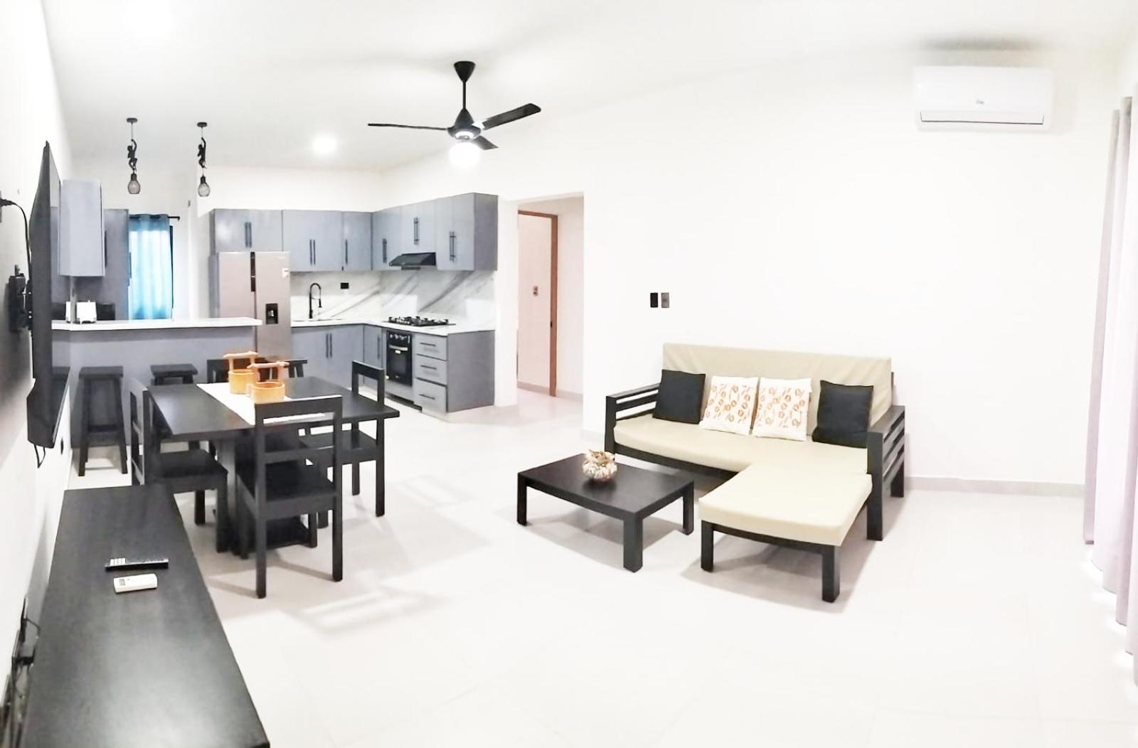 Modern 2BR Apartment 3 Min from Airport with Free Parking - 1