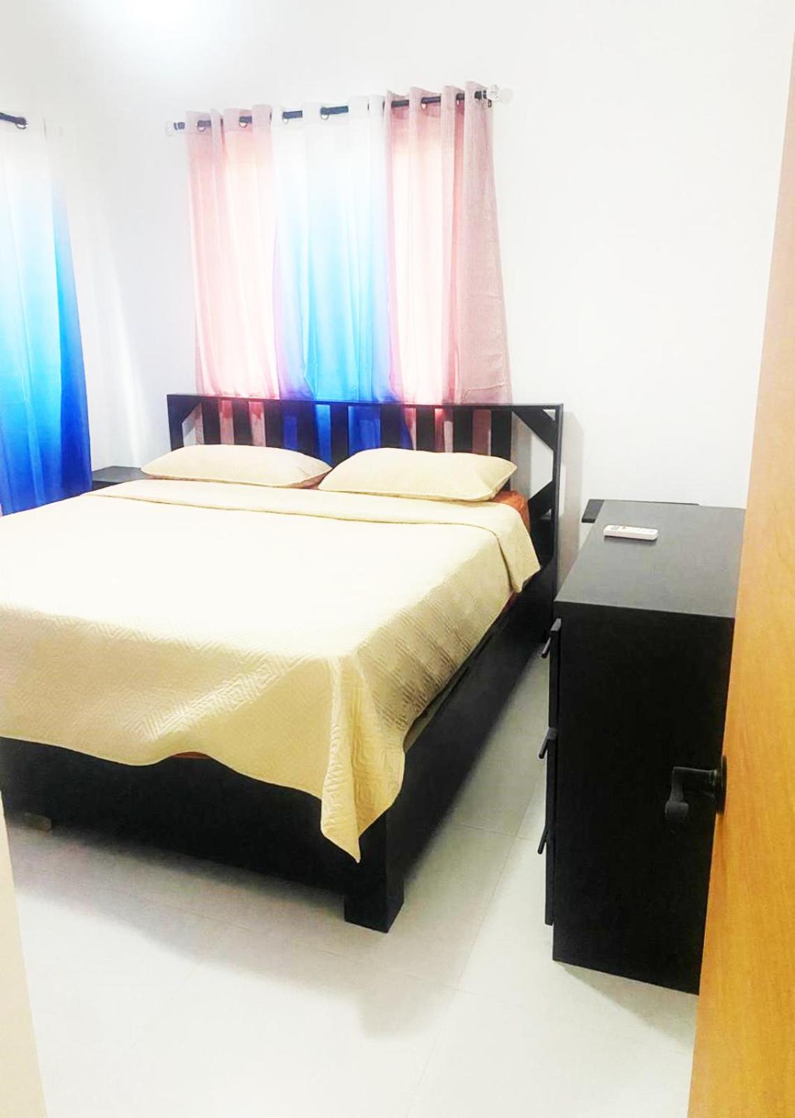 Modern 2BR Apartment 3 Min from Airport with Free Parking - 1