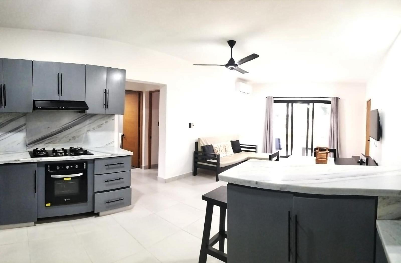 Modern 2BR Apartment 3 Min from Airport with Free Parking - 1