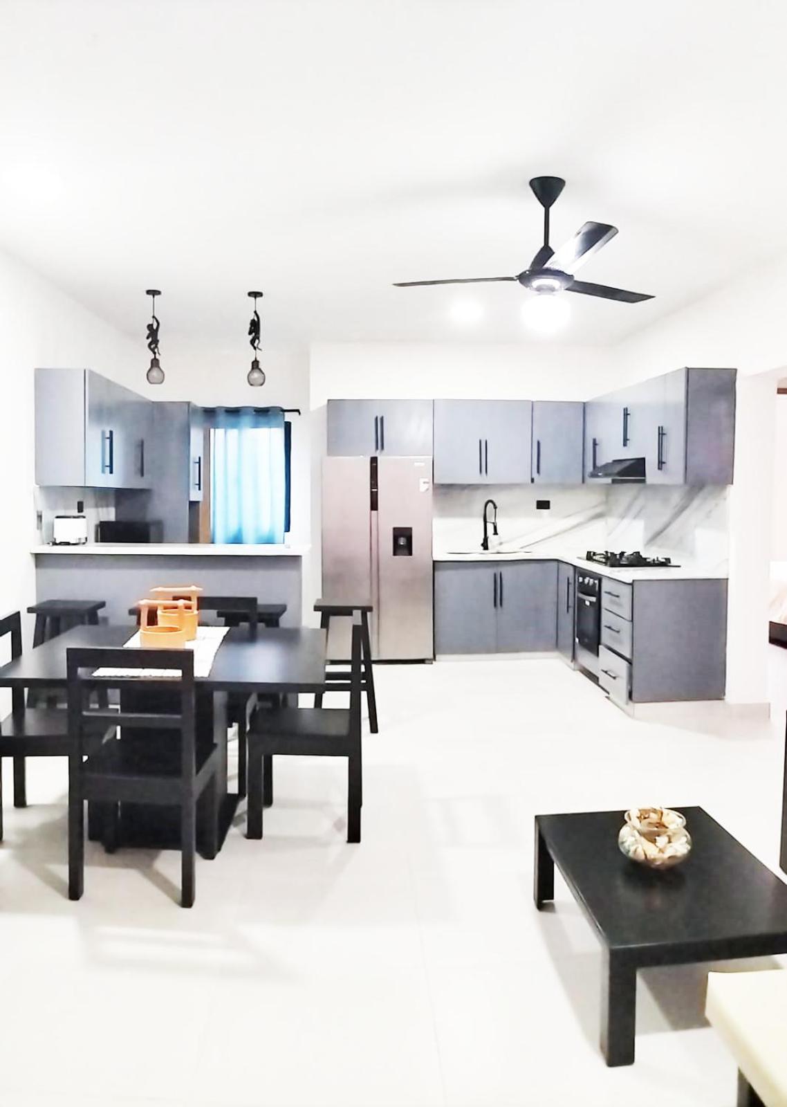 Modern 2BR Apartment 3 Min from Airport with Free Parking - 1
