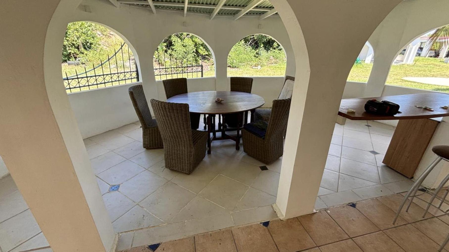 The Beach House and 2 appartments for full or separate rental, all with pool and private beach