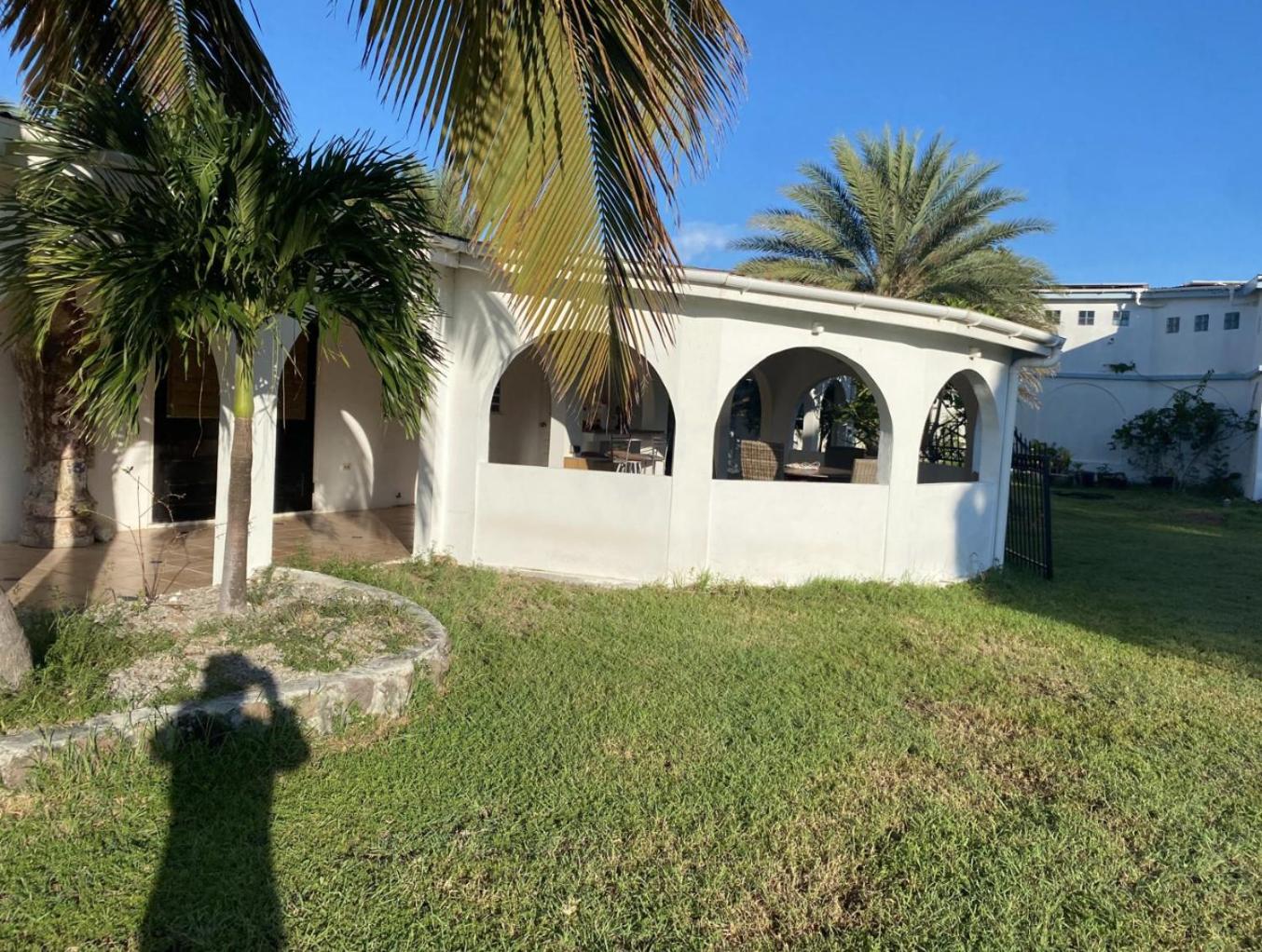 The Beach House and 2 appartments for full or separate rental, all with pool and private beach
