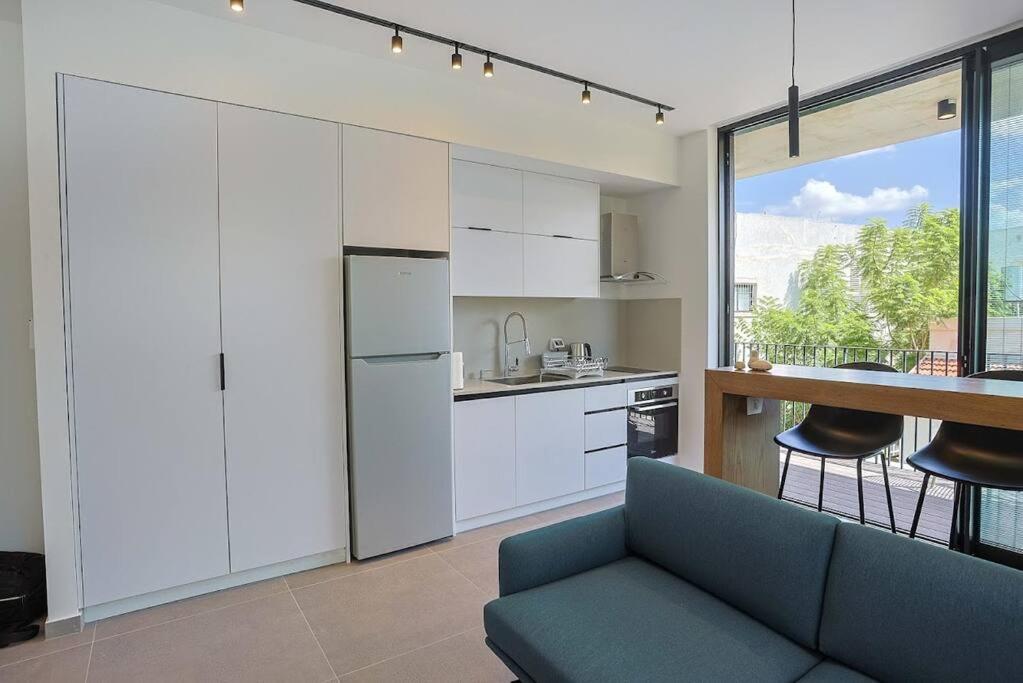 Luxury Studio Beach Flat 16 view 3
