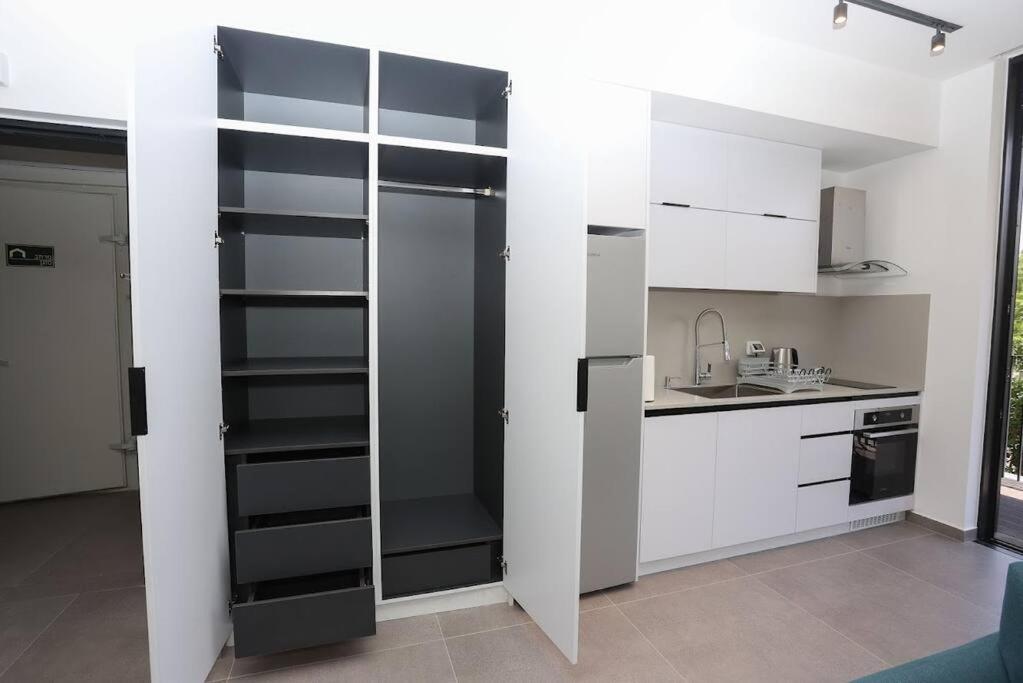 Luxury Studio Beach Flat 16 view 4