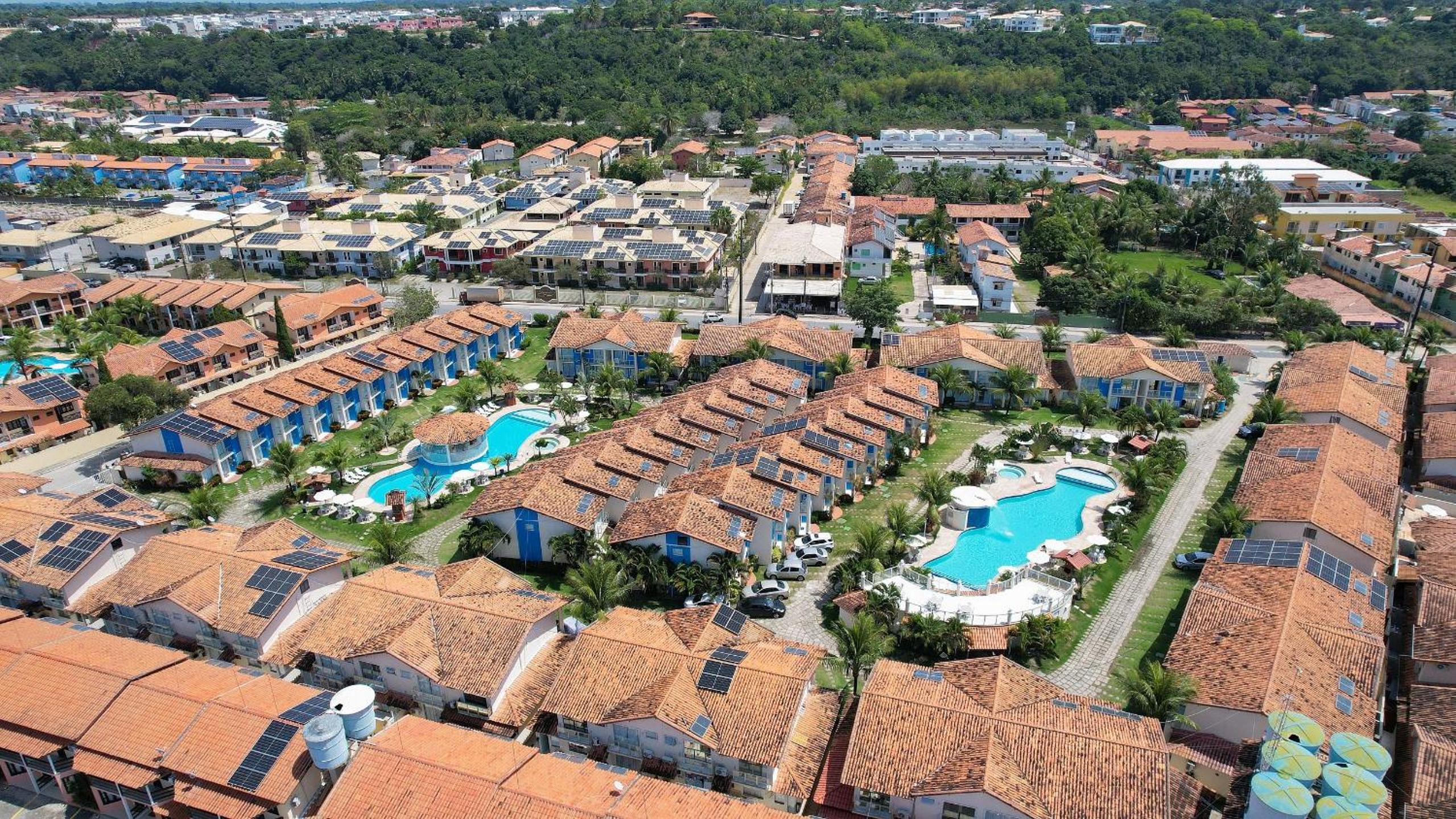Casas no Residencial Mont Sião com 1, 2 ou 3 suítes (todas com ar condicionado) condomíno a poucos metros da praia de Taperapuã (Axé Moi), com 2 piscinas a