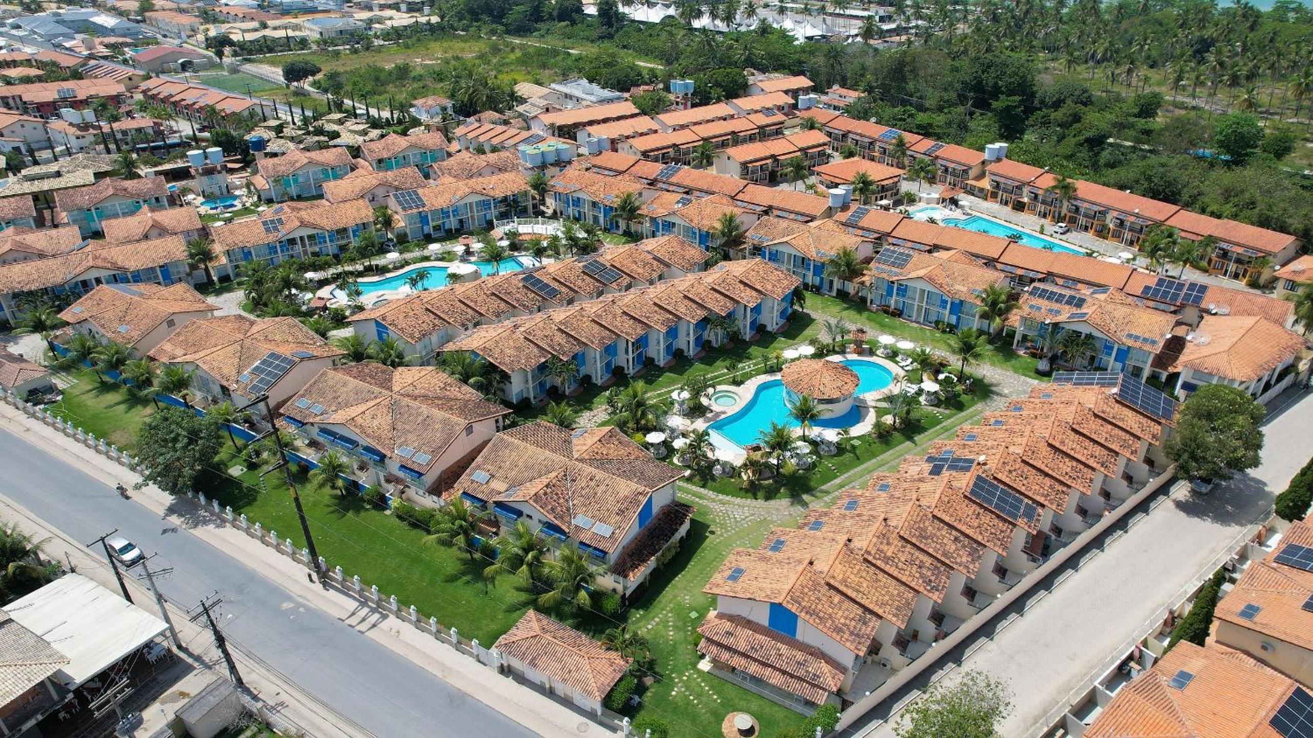 Casas no Residencial Mont Sião com 1, 2 ou 3 suítes (todas com ar condicionado) condomíno a poucos metros da praia de Taperapuã (Axé Moi), com 2 piscinas a