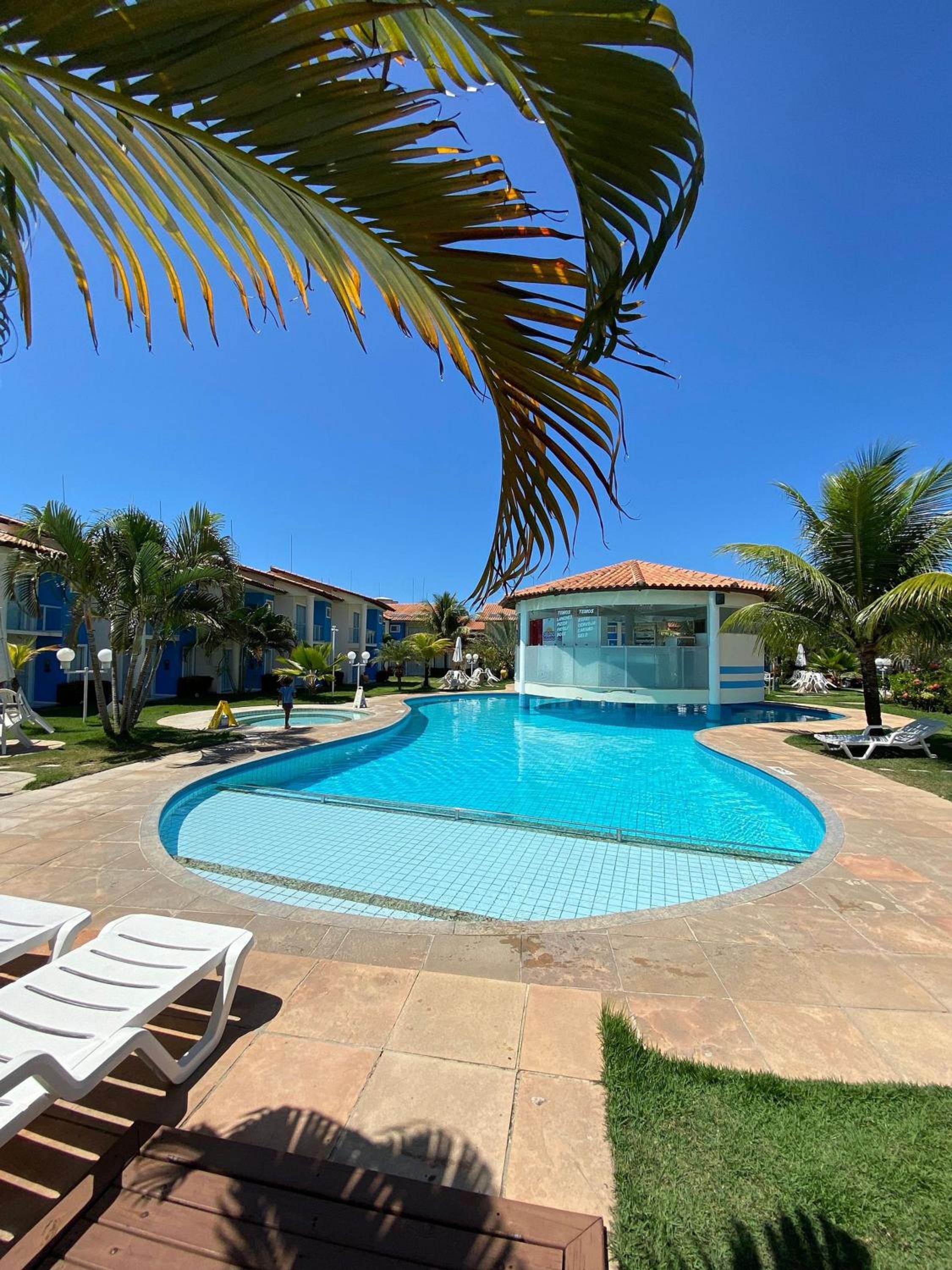 Casas no Residencial Mont Sião com 1, 2 ou 3 suítes (todas com ar condicionado) condomíno a poucos metros da praia de Taperapuã (Axé Moi), com 2 piscinas a