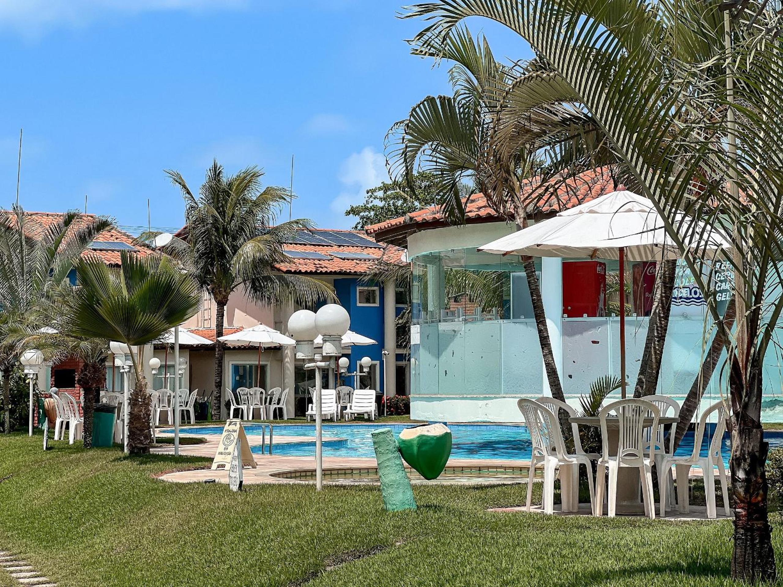 Casas no Residencial Mont Sião com 1, 2 ou 3 suítes (todas com ar condicionado) condomíno a poucos metros da praia de Taperapuã (Axé Moi), com 2 piscinas a