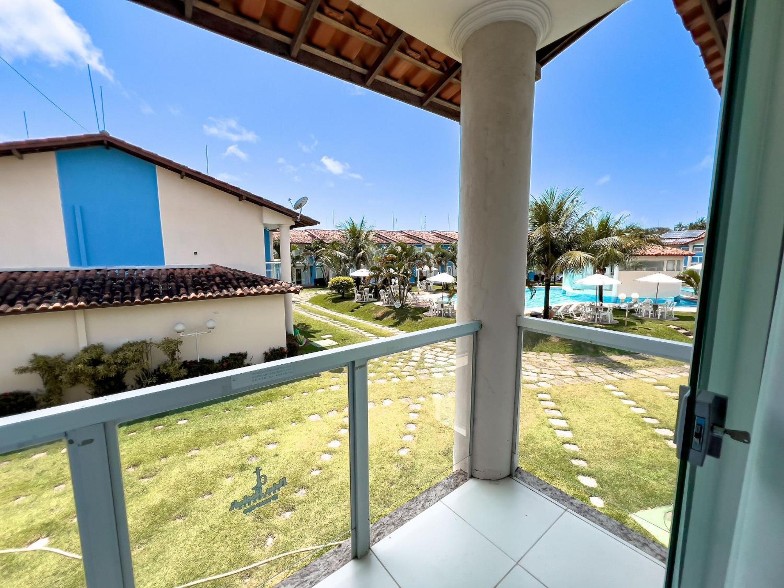 Casas no Residencial Mont Sião com 1, 2 ou 3 suítes (todas com ar condicionado) condomíno a poucos metros da praia de Taperapuã (Axé Moi), com 2 piscinas a