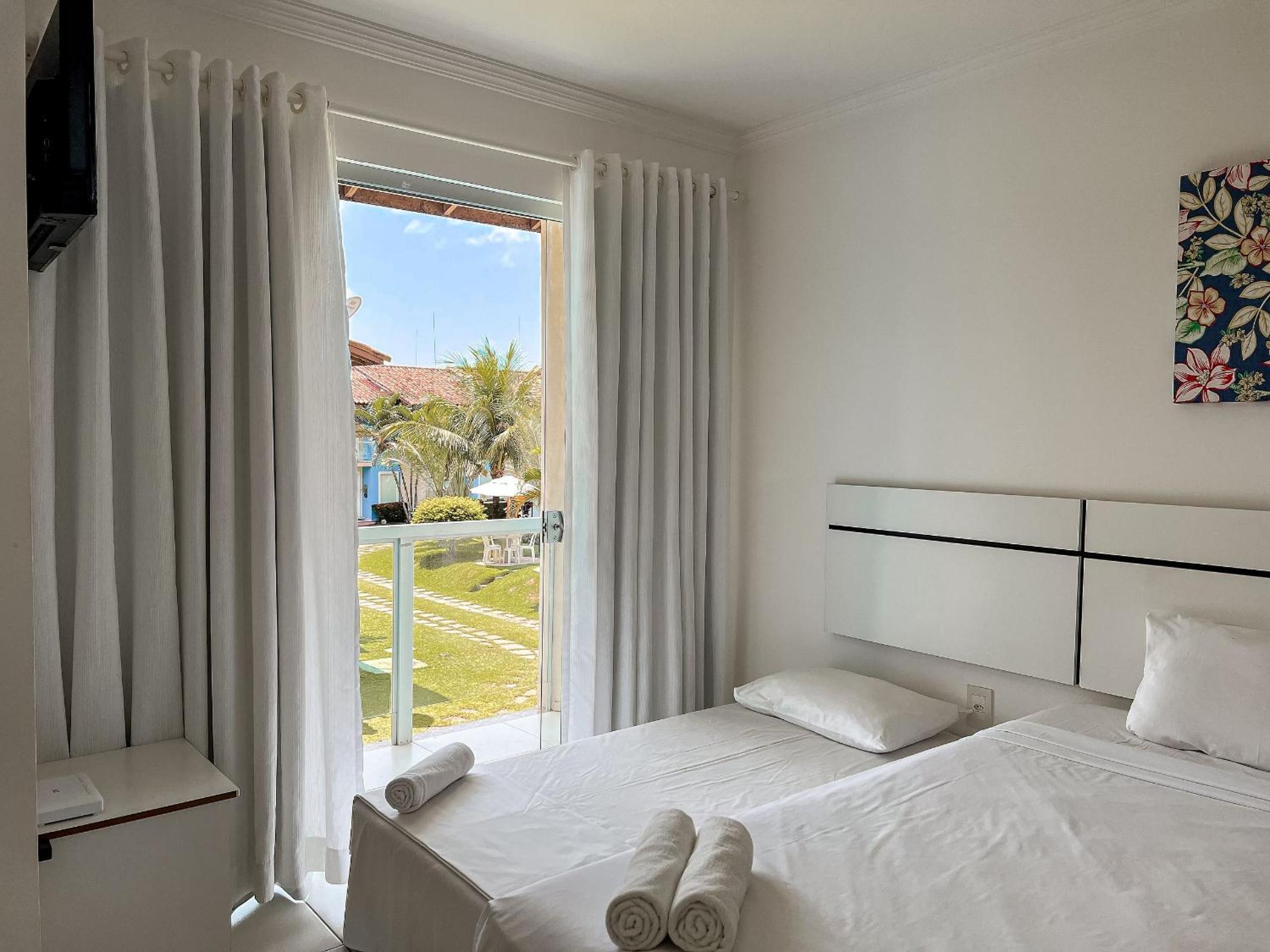 Casas no Residencial Mont Sião com 1, 2 ou 3 suítes (todas com ar condicionado) condomíno a poucos metros da praia de Taperapuã (Axé Moi), com 2 piscinas a