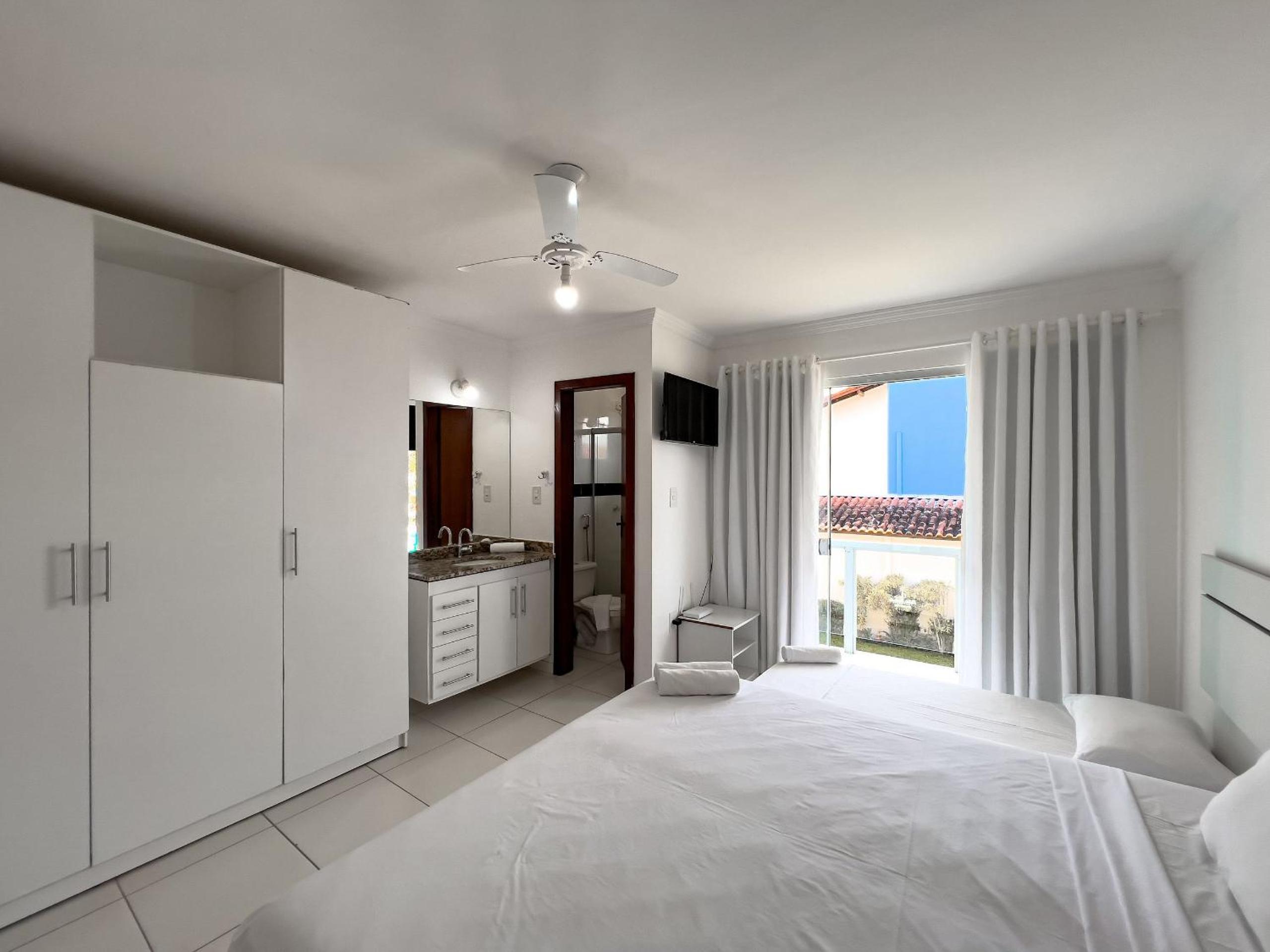 Casas no Residencial Mont Sião com 1, 2 ou 3 suítes (todas com ar condicionado) condomíno a poucos metros da praia de Taperapuã (Axé Moi), com 2 piscinas a