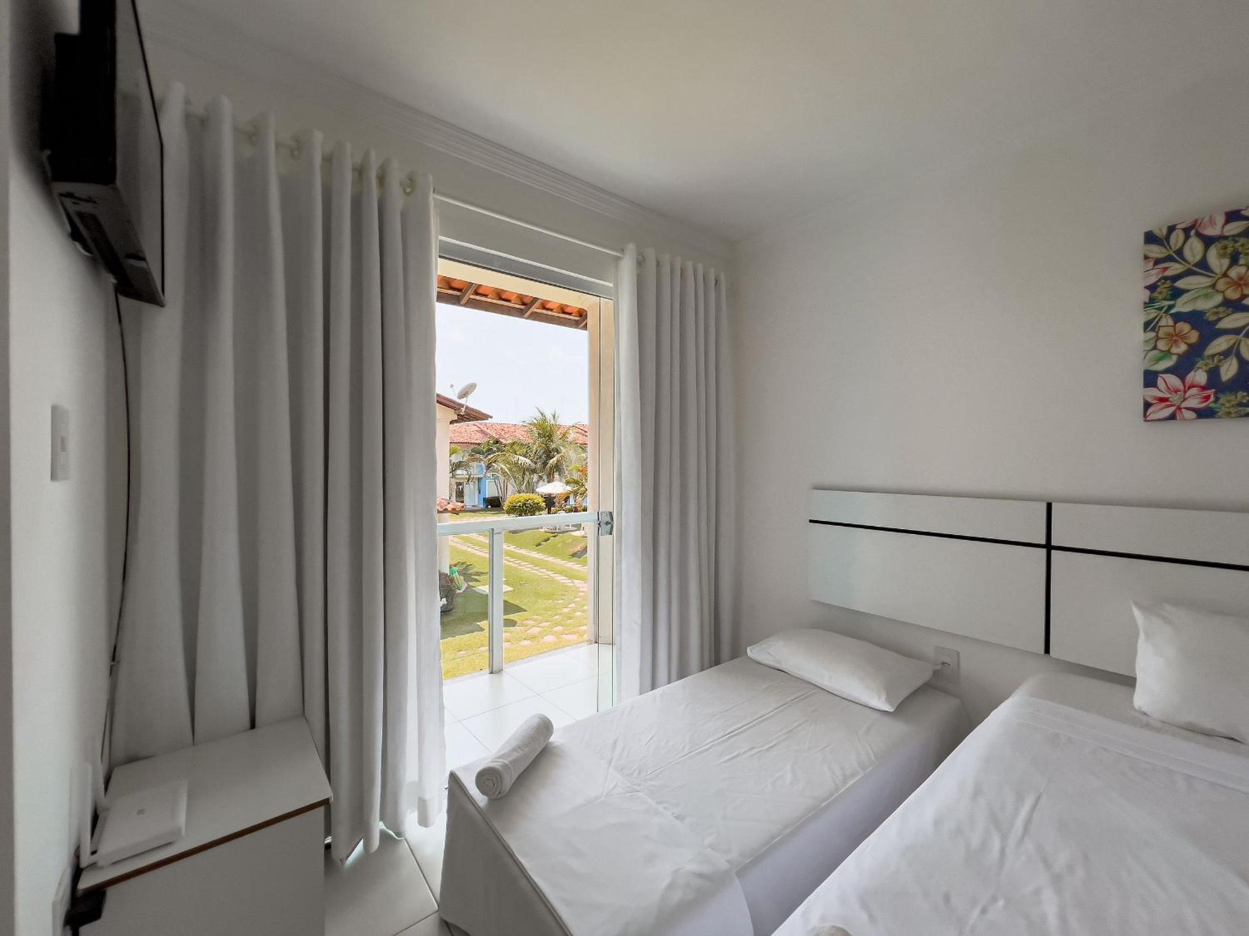 Casas no Residencial Mont Sião com 1, 2 ou 3 suítes (todas com ar condicionado) condomíno a poucos metros da praia de Taperapuã (Axé Moi), com 2 piscinas a