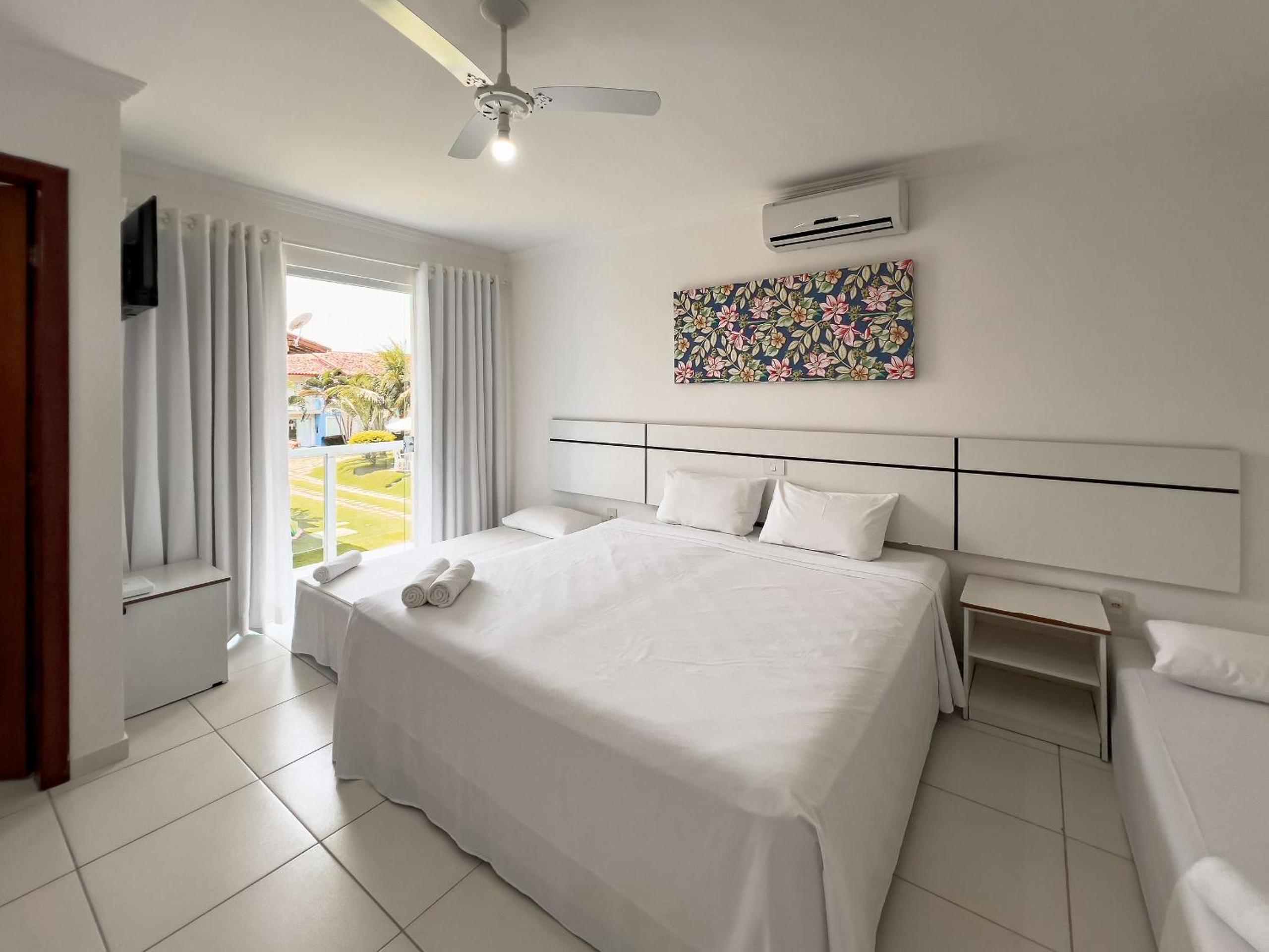 Casas no Residencial Mont Sião com 1, 2 ou 3 suítes (todas com ar condicionado) condomíno a poucos metros da praia de Taperapuã (Axé Moi), com 2 piscinas a