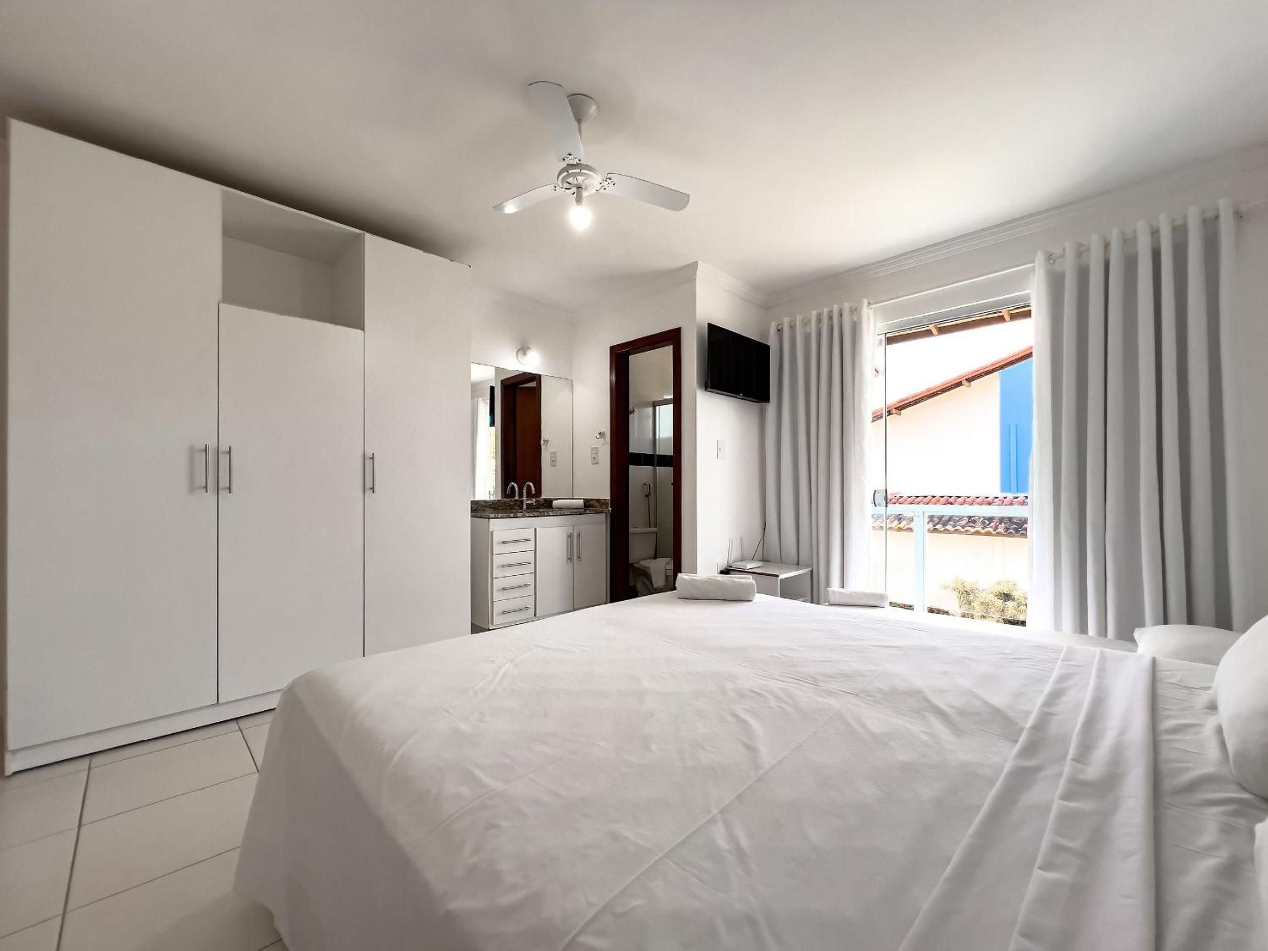 Casas no Residencial Mont Sião com 1, 2 ou 3 suítes (todas com ar condicionado) condomíno a poucos metros da praia de Taperapuã (Axé Moi), com 2 piscinas a
