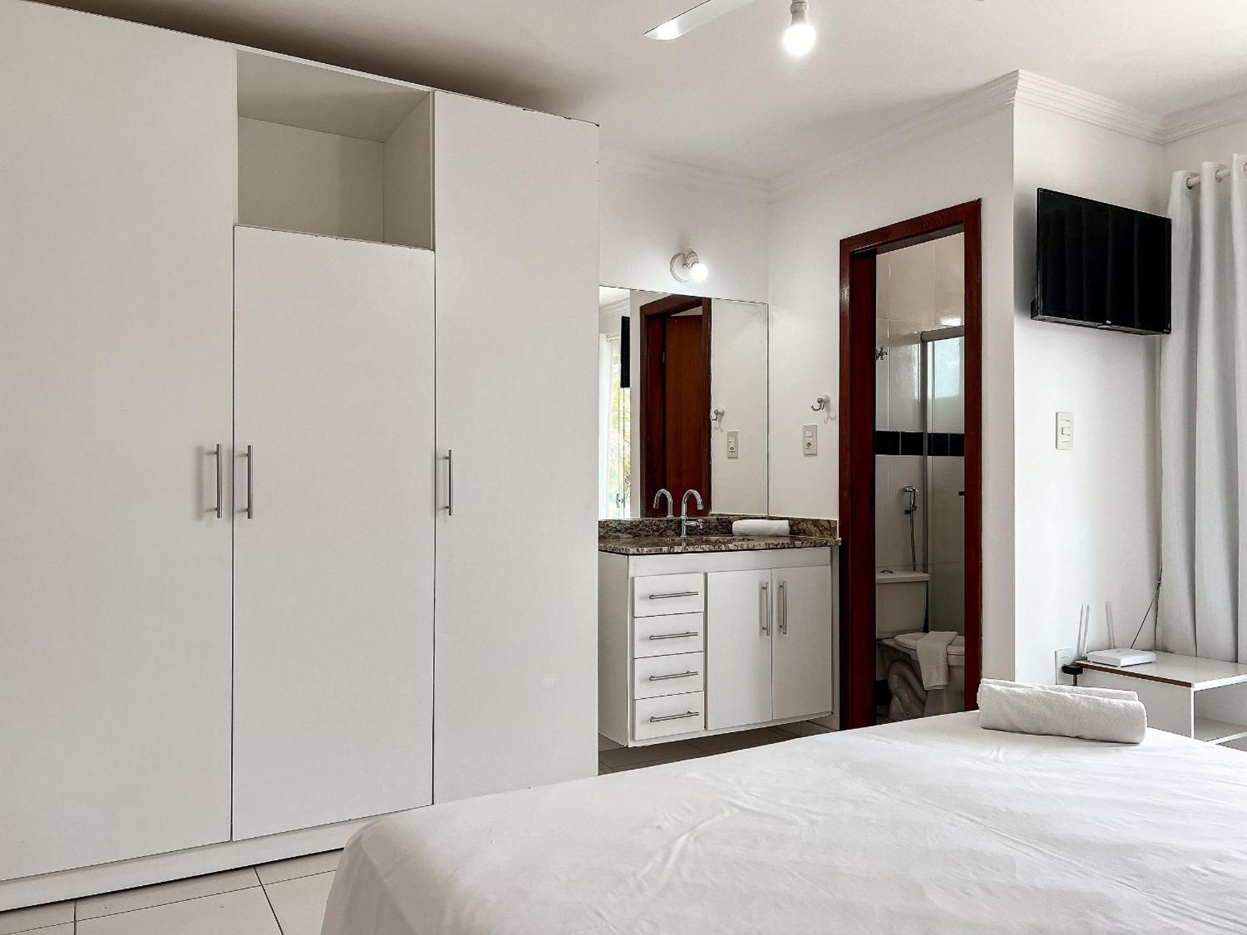 Casas no Residencial Mont Sião com 1, 2 ou 3 suítes (todas com ar condicionado) condomíno a poucos metros da praia de Taperapuã (Axé Moi), com 2 piscinas a