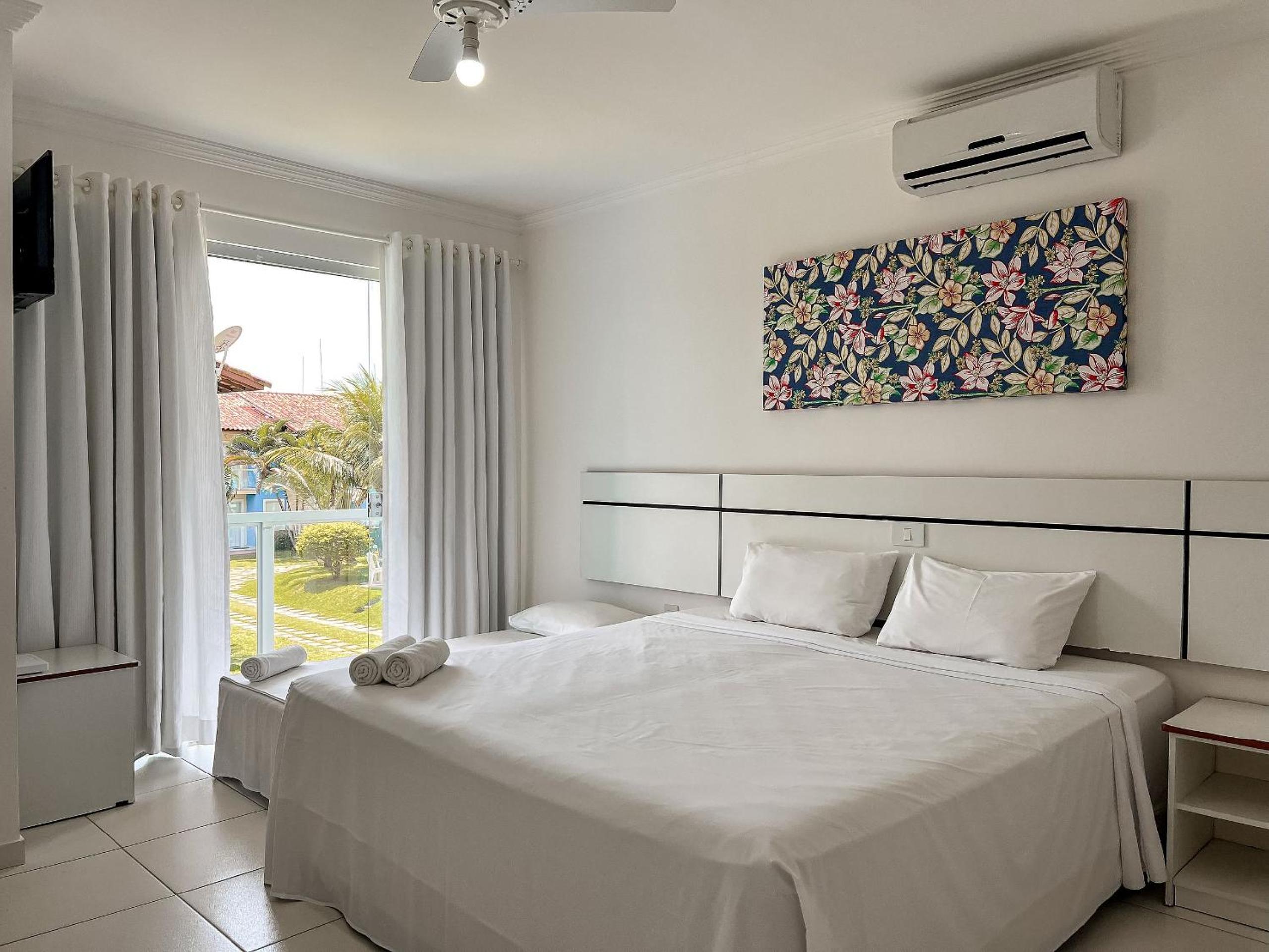 Casas no Residencial Mont Sião com 1, 2 ou 3 suítes (todas com ar condicionado) condomíno a poucos metros da praia de Taperapuã (Axé Moi), com 2 piscinas a