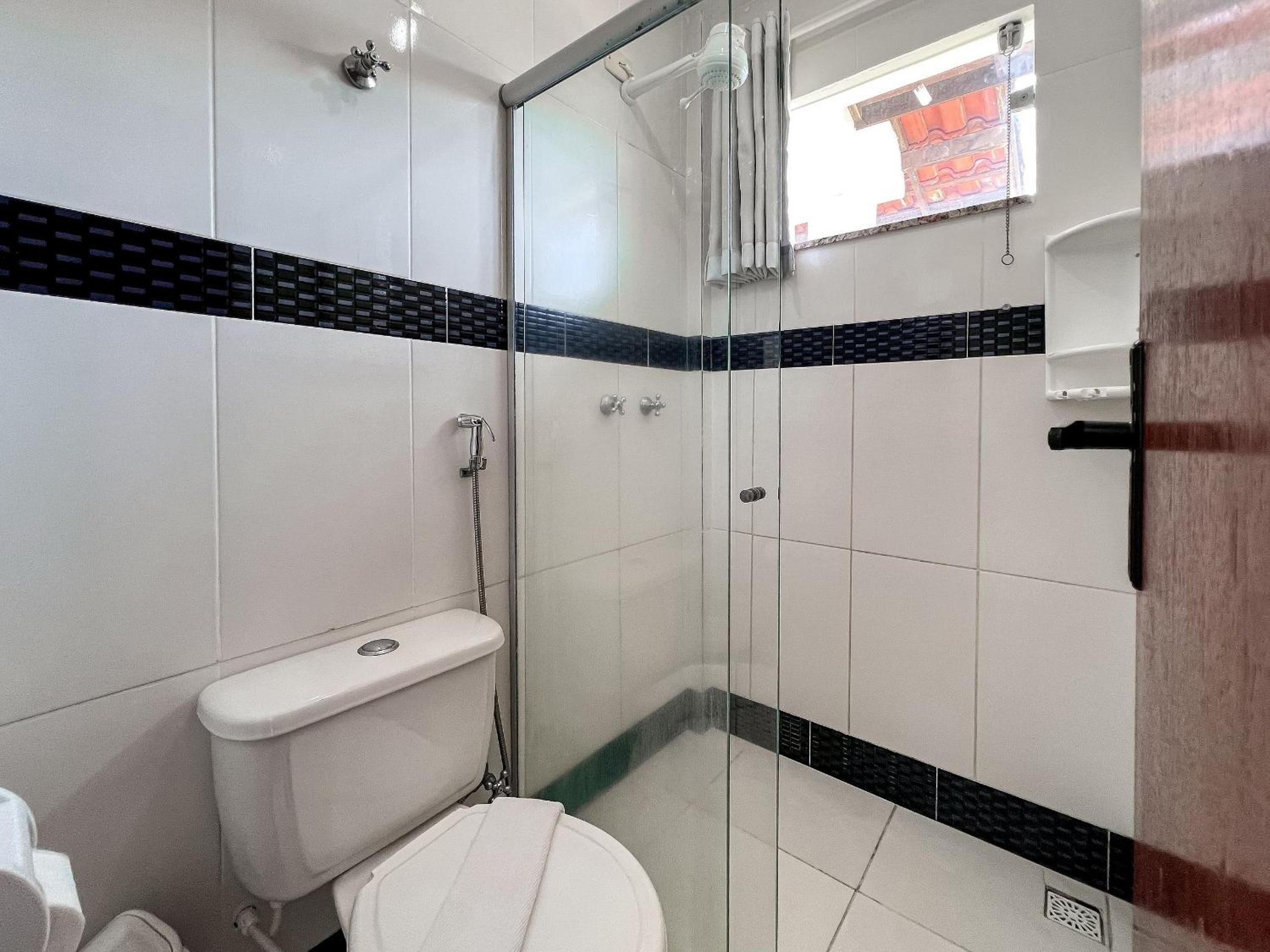 Casas no Residencial Mont Sião com 1, 2 ou 3 suítes (todas com ar condicionado) condomíno a poucos metros da praia de Taperapuã (Axé Moi), com 2 piscinas a