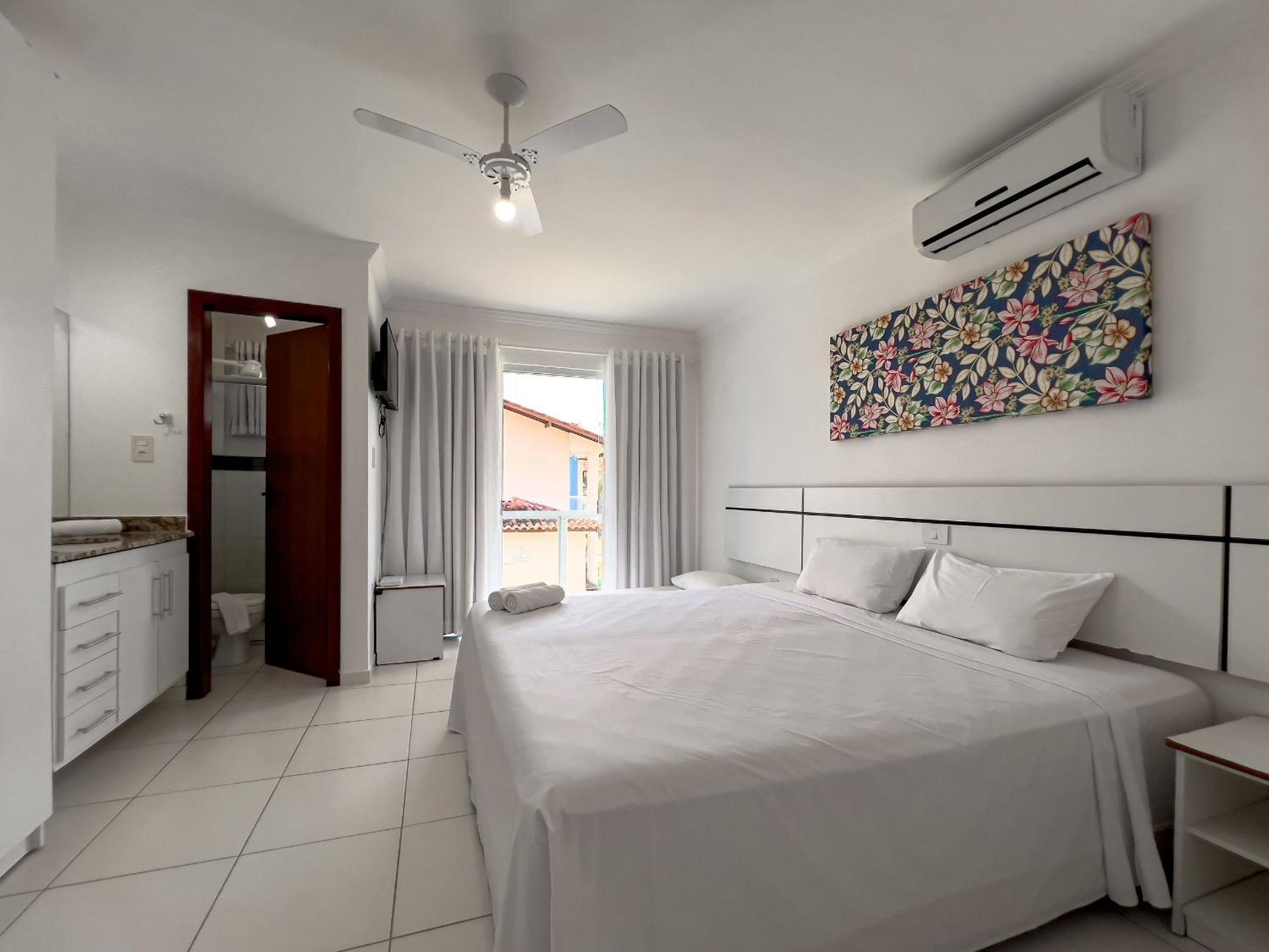 Casas no Residencial Mont Sião com 1, 2 ou 3 suítes (todas com ar condicionado) condomíno a poucos metros da praia de Taperapuã (Axé Moi), com 2 piscinas a