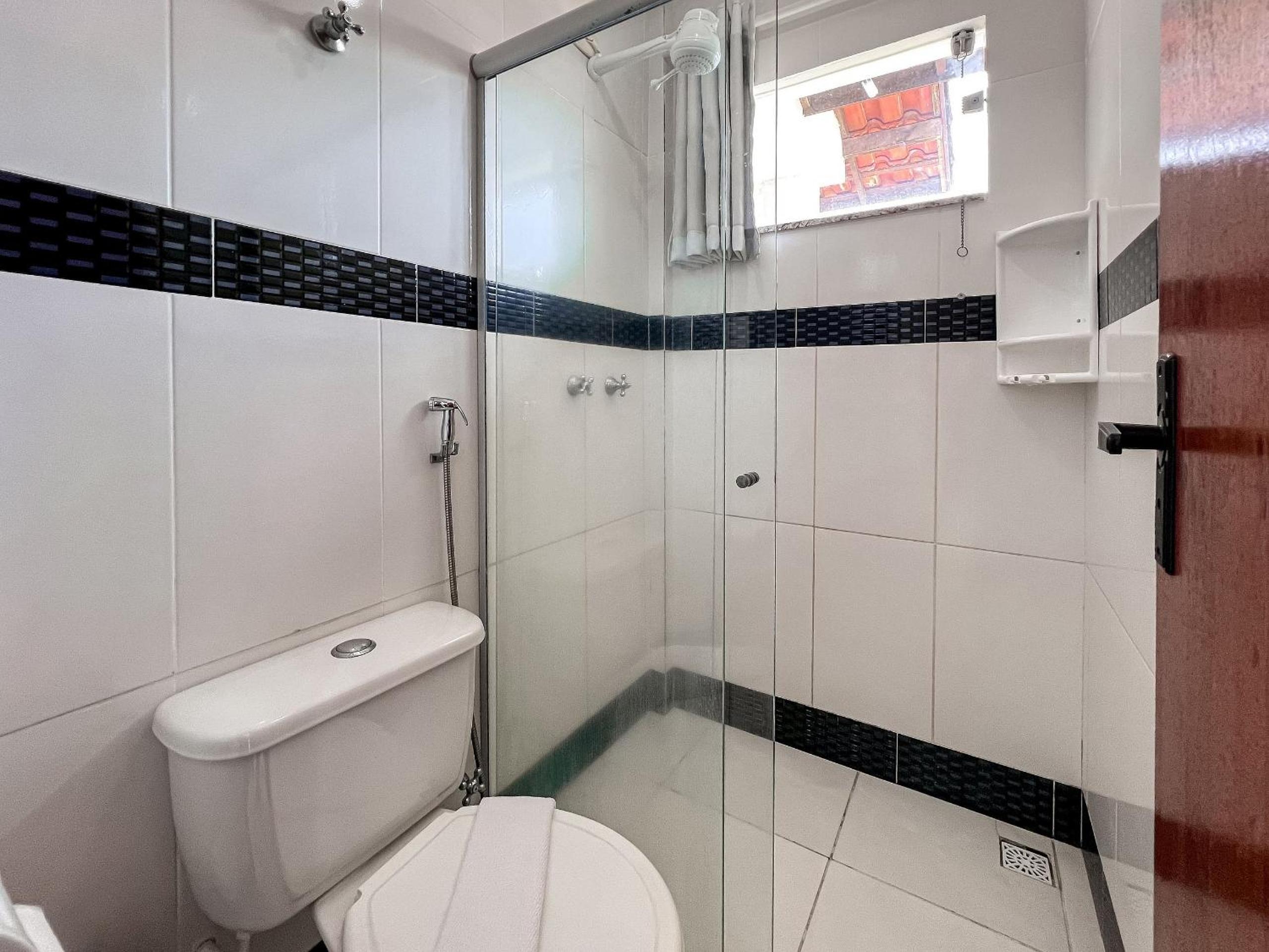 Casas no Residencial Mont Sião com 1, 2 ou 3 suítes (todas com ar condicionado) condomíno a poucos metros da praia de Taperapuã (Axé Moi), com 2 piscinas a