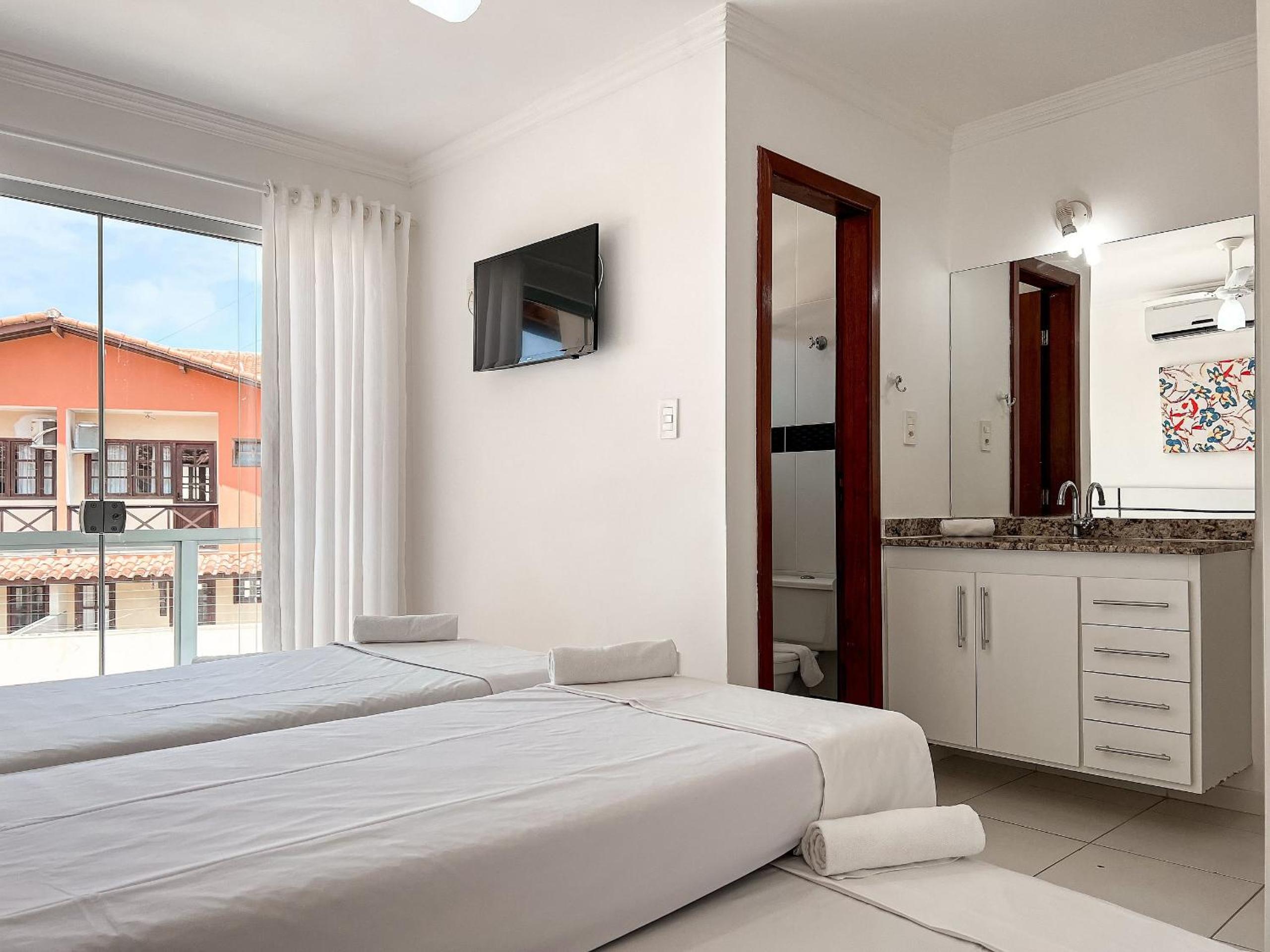 Casas no Residencial Mont Sião com 1, 2 ou 3 suítes (todas com ar condicionado) condomíno a poucos metros da praia de Taperapuã (Axé Moi), com 2 piscinas a