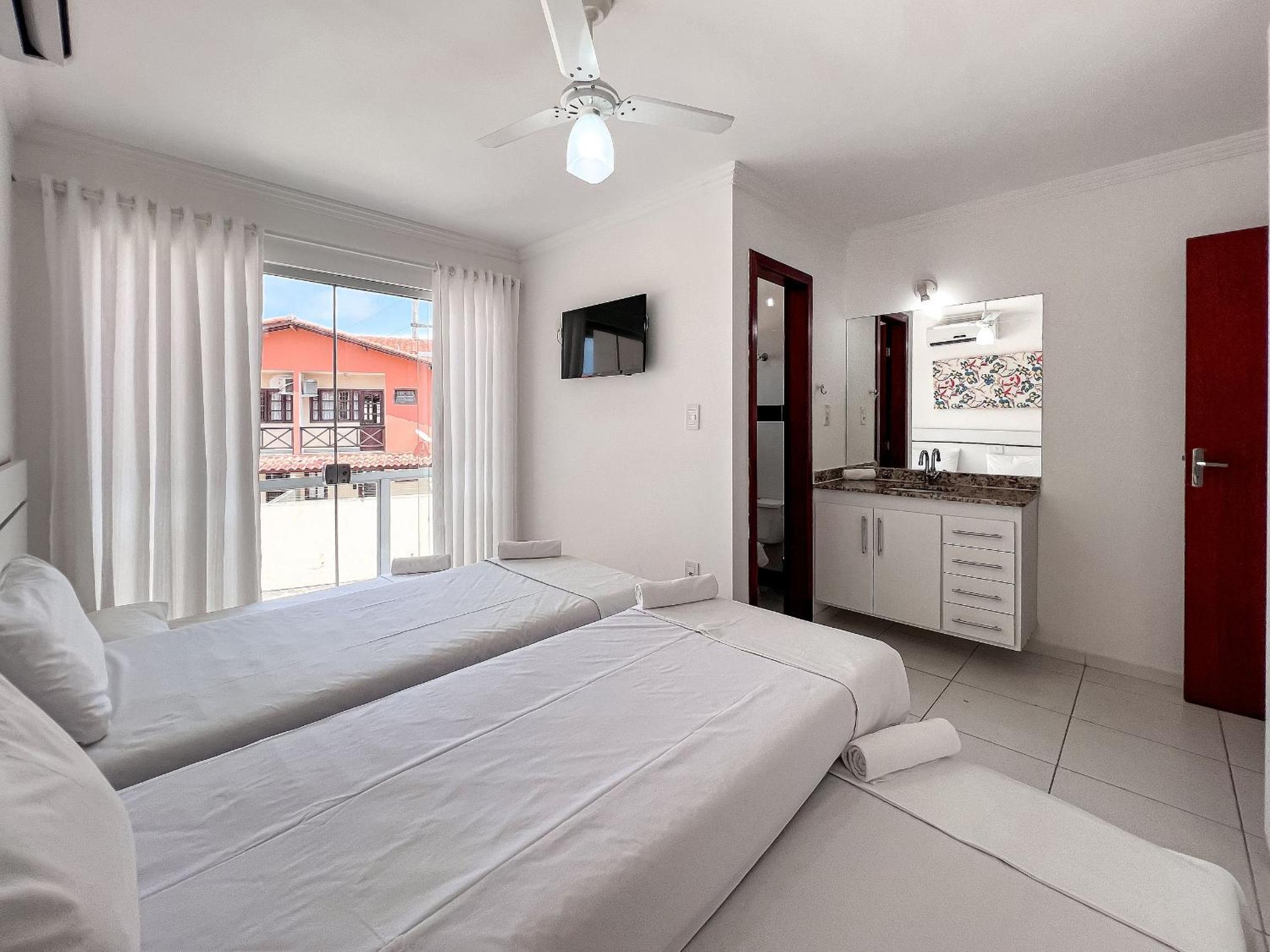 Casas no Residencial Mont Sião com 1, 2 ou 3 suítes (todas com ar condicionado) condomíno a poucos metros da praia de Taperapuã (Axé Moi), com 2 piscinas a