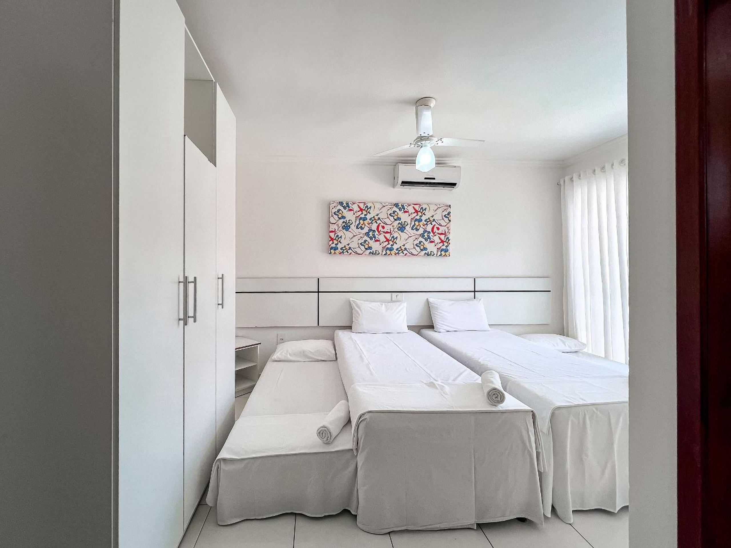 Casas no Residencial Mont Sião com 1, 2 ou 3 suítes (todas com ar condicionado) condomíno a poucos metros da praia de Taperapuã (Axé Moi), com 2 piscinas a