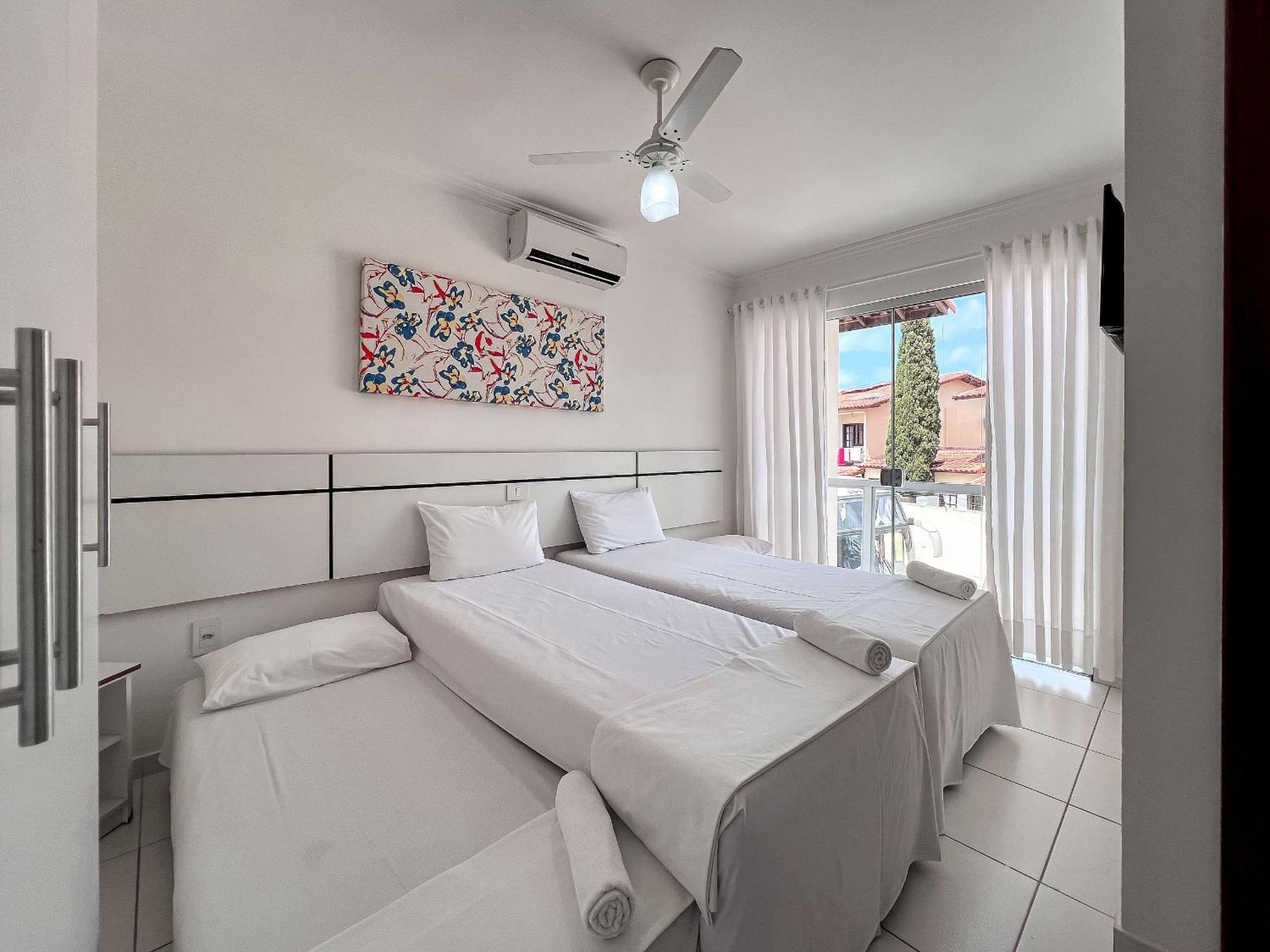 Casas no Residencial Mont Sião com 1, 2 ou 3 suítes (todas com ar condicionado) condomíno a poucos metros da praia de Taperapuã (Axé Moi), com 2 piscinas a