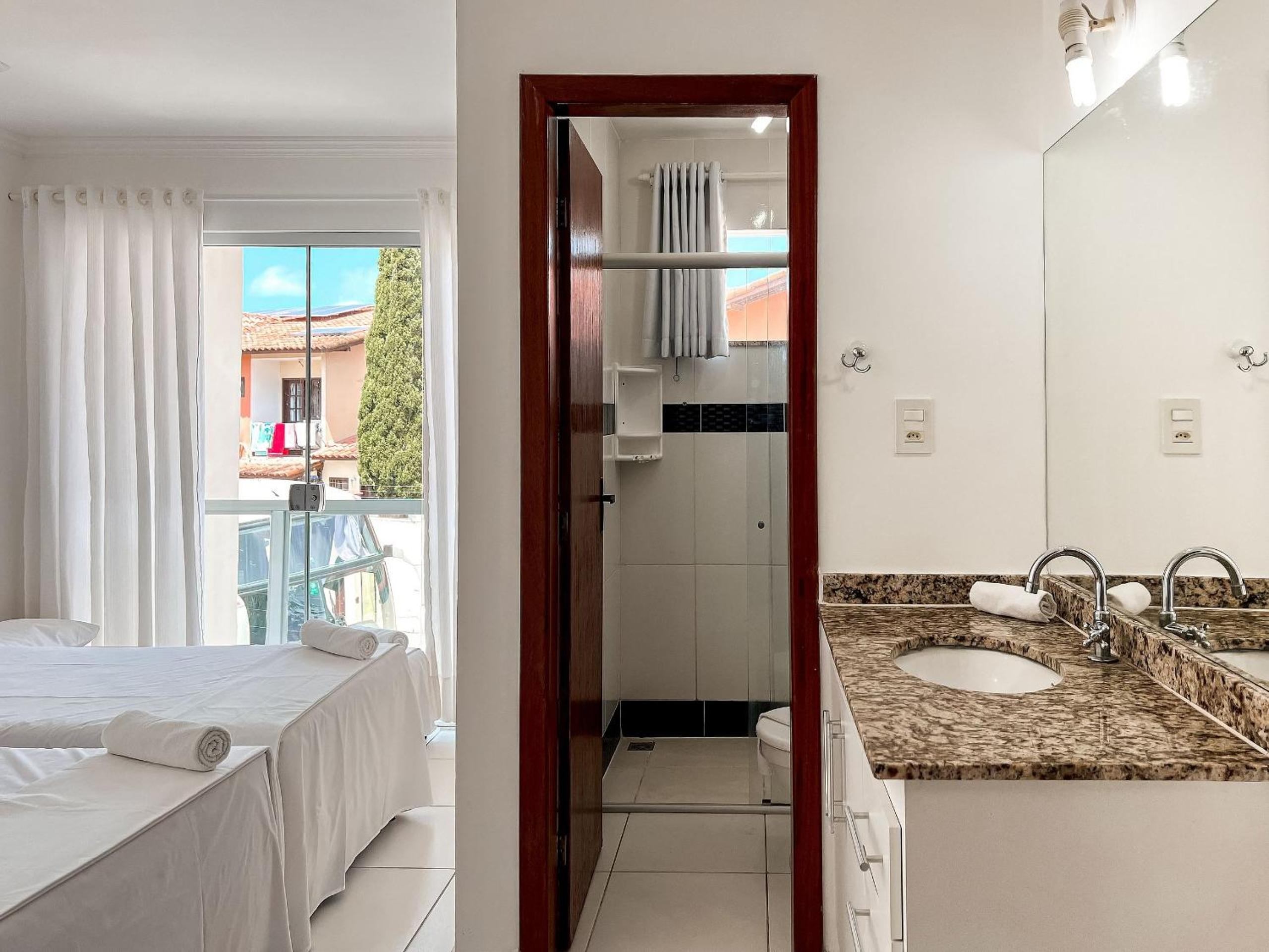 Casas no Residencial Mont Sião com 1, 2 ou 3 suítes (todas com ar condicionado) condomíno a poucos metros da praia de Taperapuã (Axé Moi), com 2 piscinas a